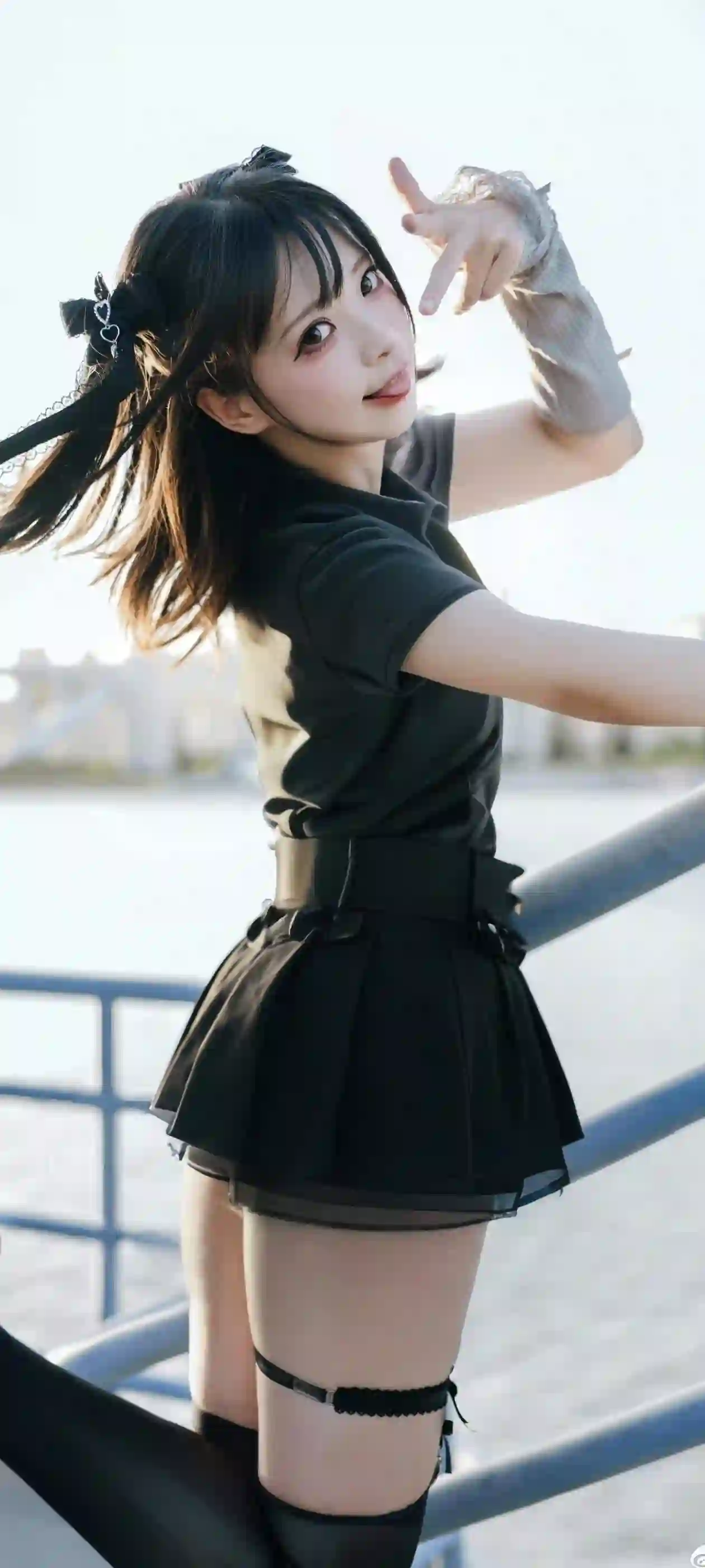 长发可爱美女 黑色短裙 黑色丝袜 可爱甜美