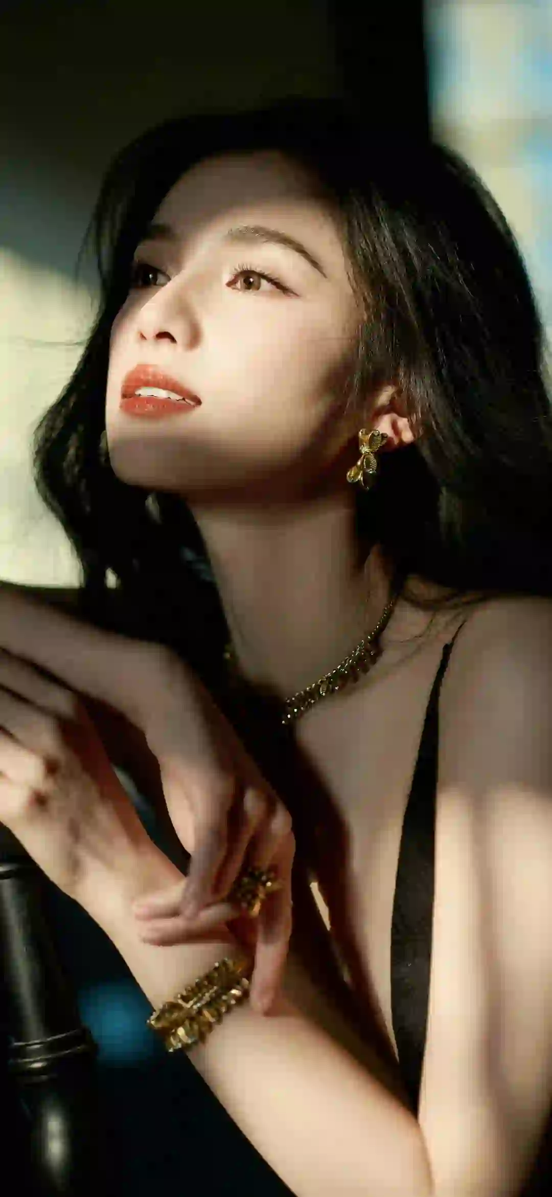 光影 长发美女 性感吊带