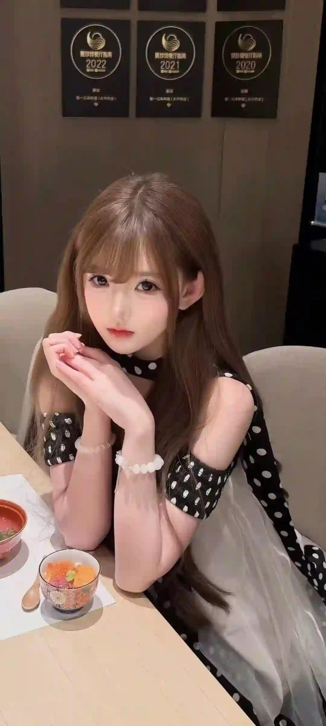 波点裙少女餐厅写真 咖啡馆人像 棕色长发 淑女气质 手托下巴 室内写真