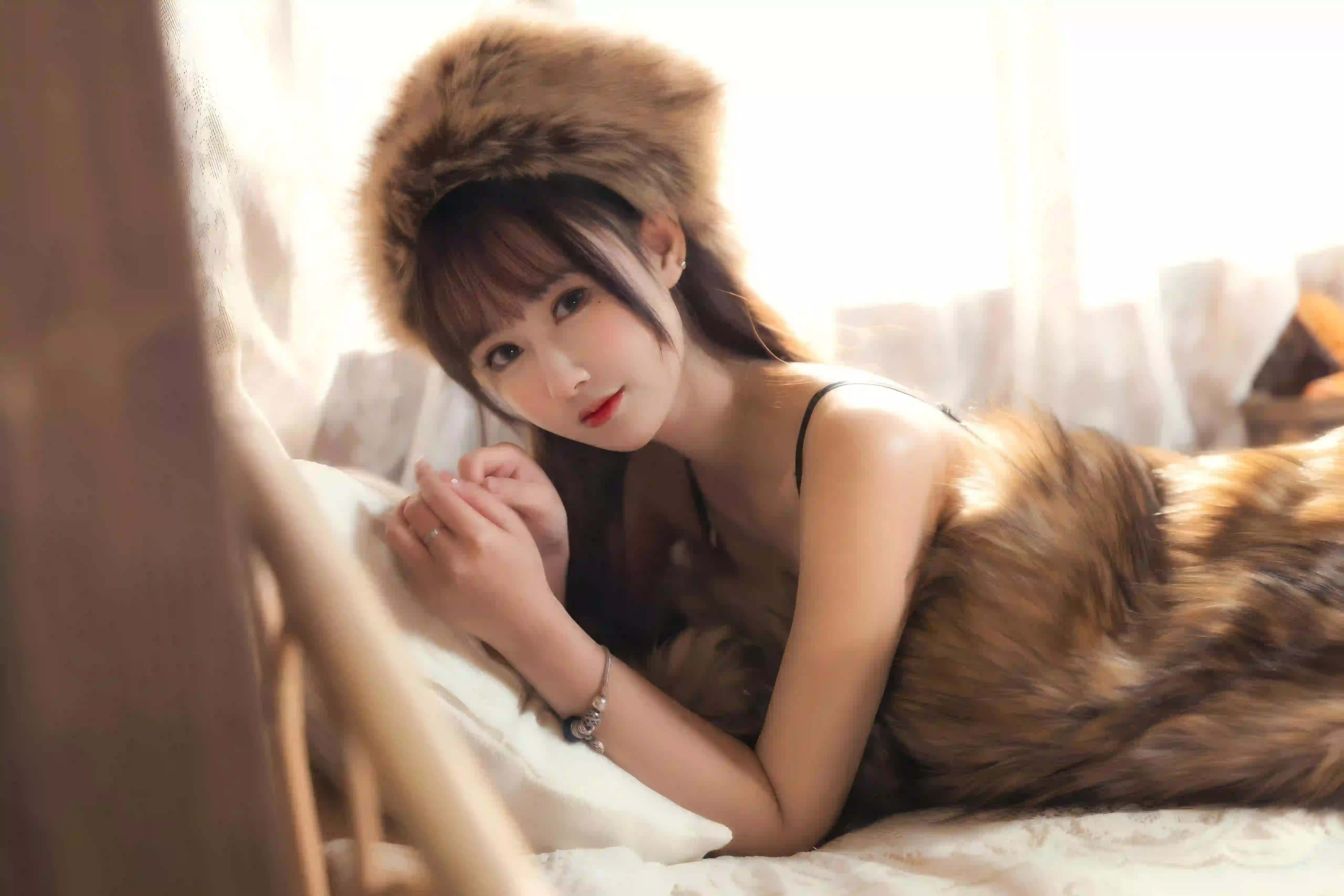 毛茸茸的帽子 吊带 长腿美女 黑色吊带
