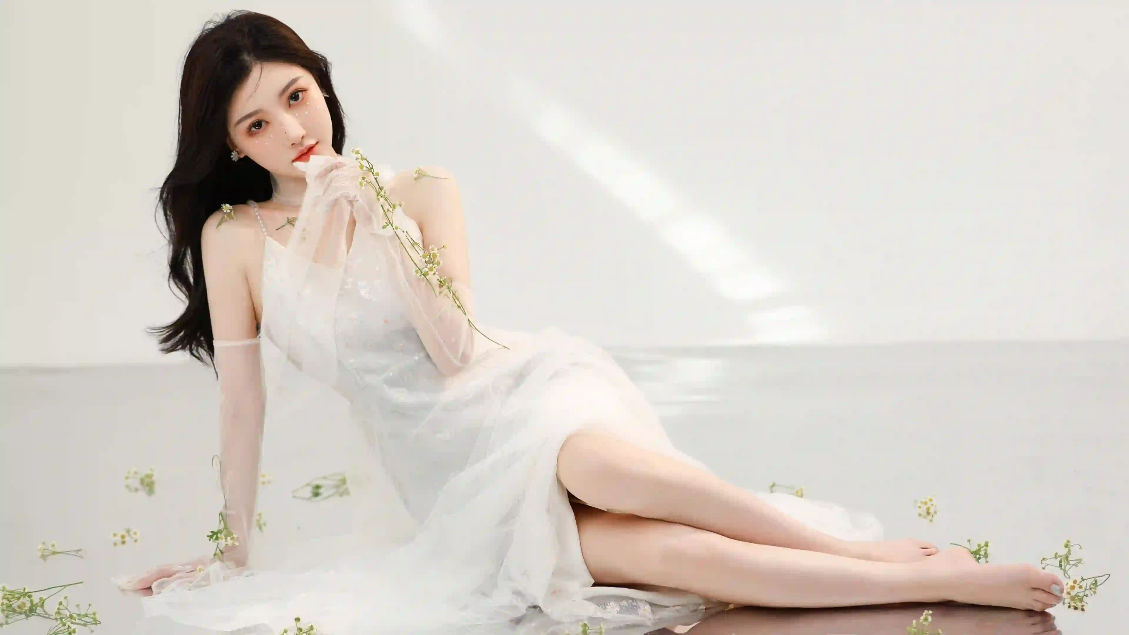 长发清纯美女 白色长裙 长腿美女 小清新 写真 躺姿