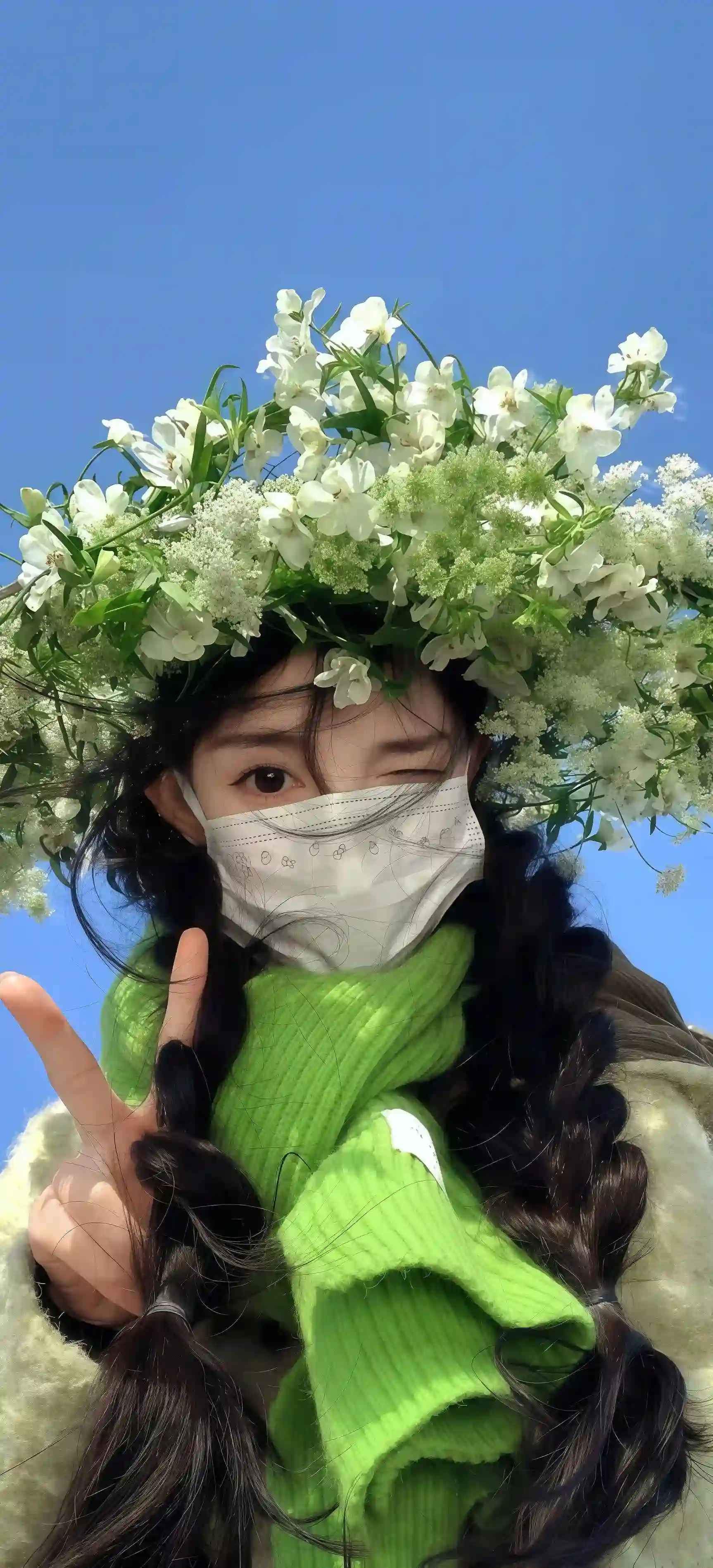 头戴花环的长发美女 绿色围巾 章若楠