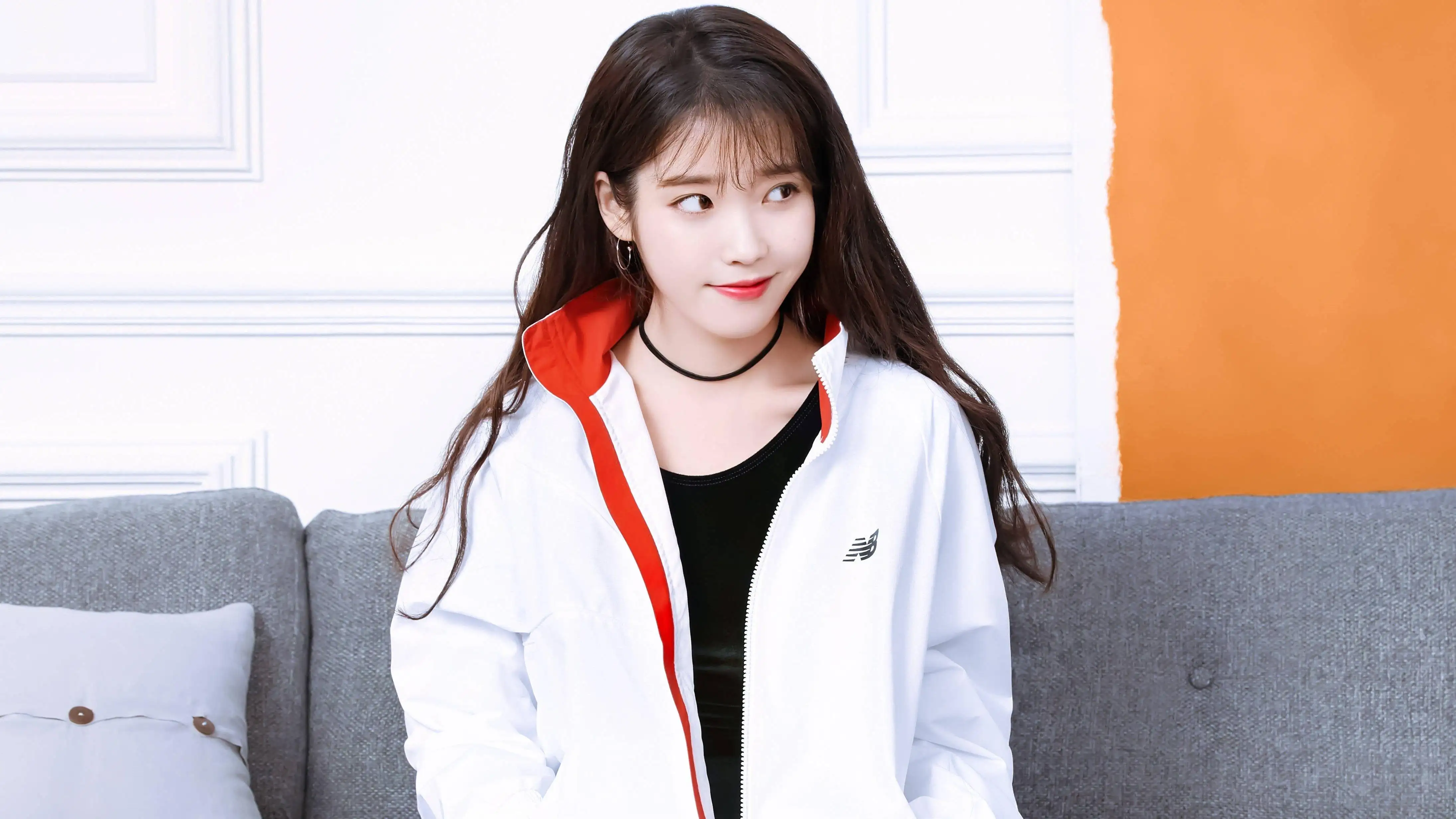运动服装的长发美女 IU