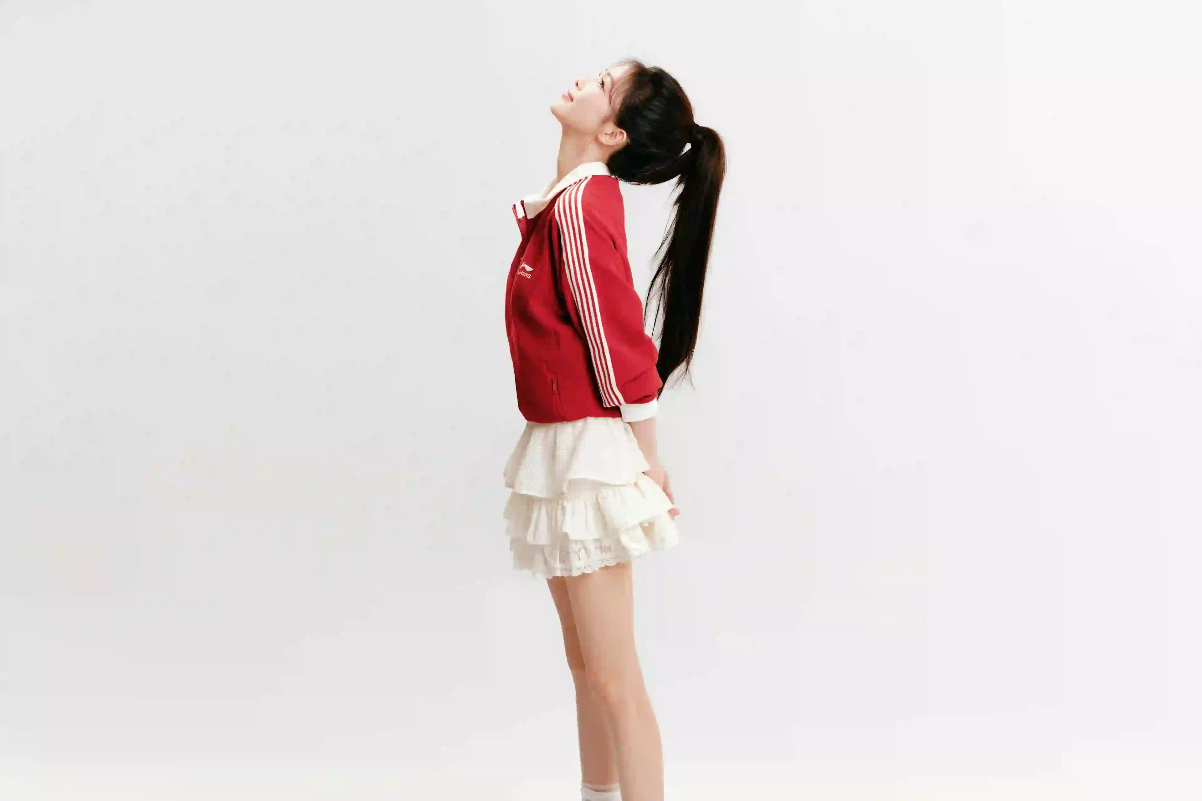 白鹿 运动休闲装 长发美女 清纯 运动装 白色短裙 干练 高马尾