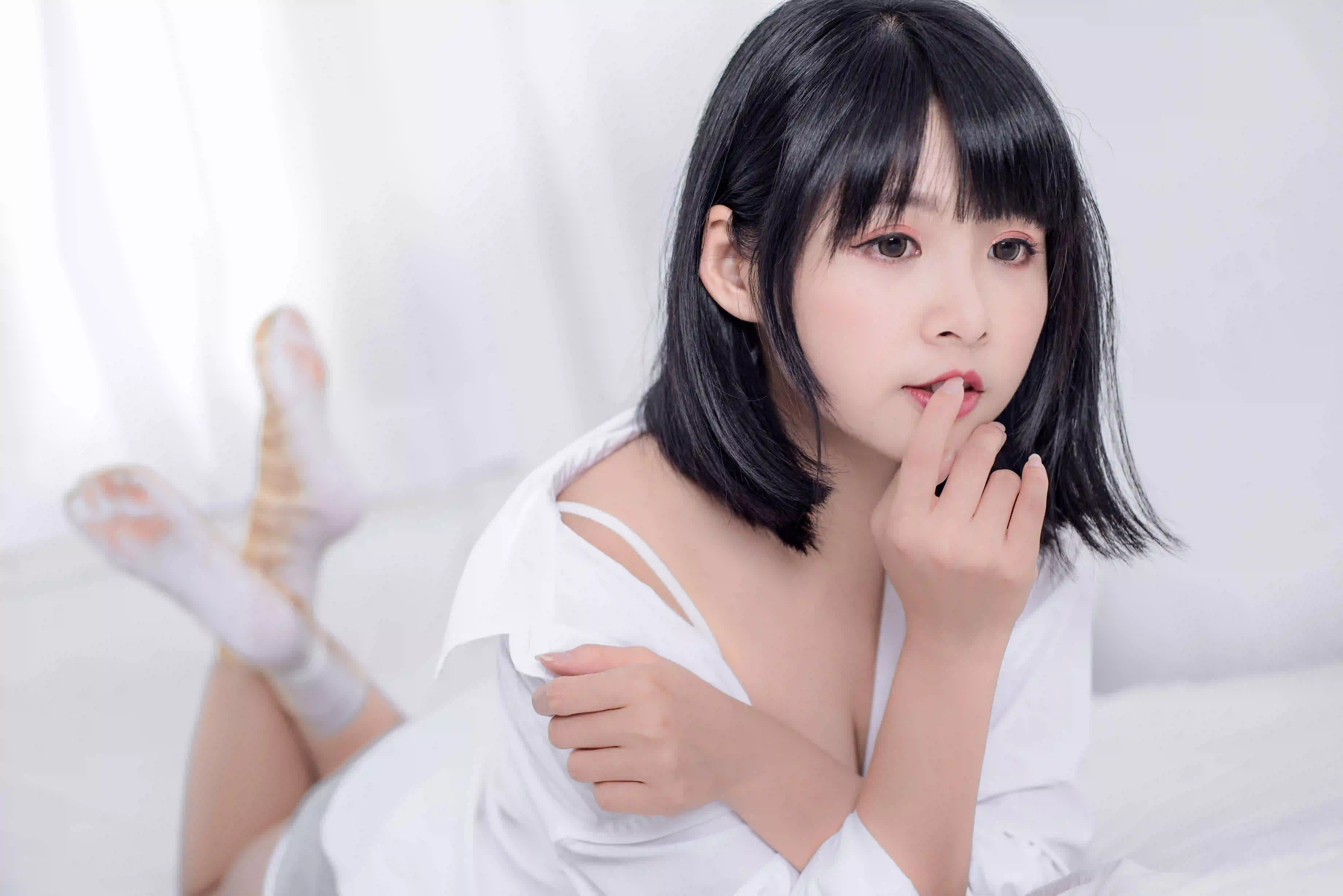 白色衬衫 白色衣服 短发女孩 居家写真 