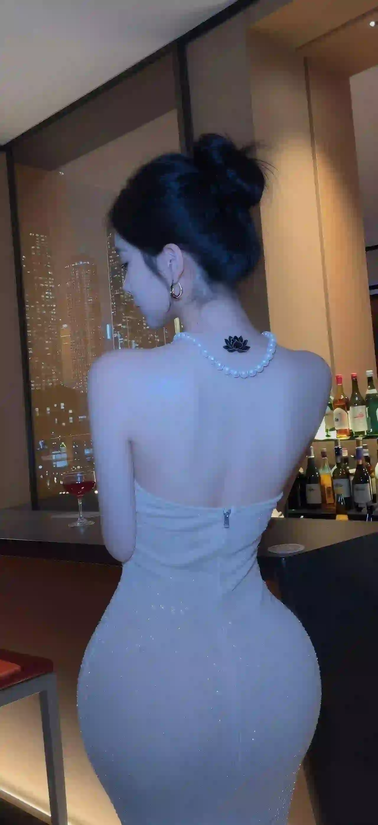 露背装 丸子头 长发美女 背影 珍珠项链 白色长裙