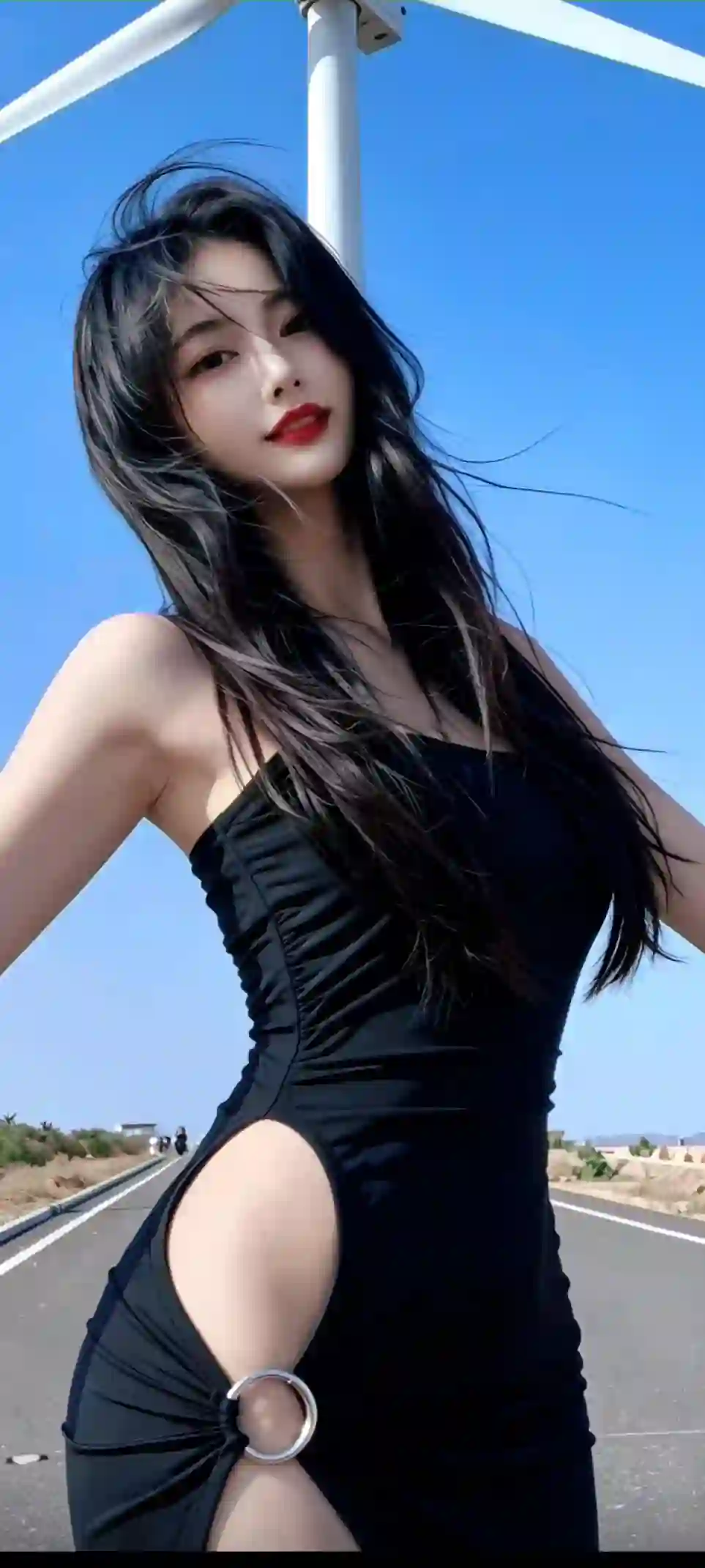 黑色连衣裙 美女 公路 蓝天 人像 时尚 户外
