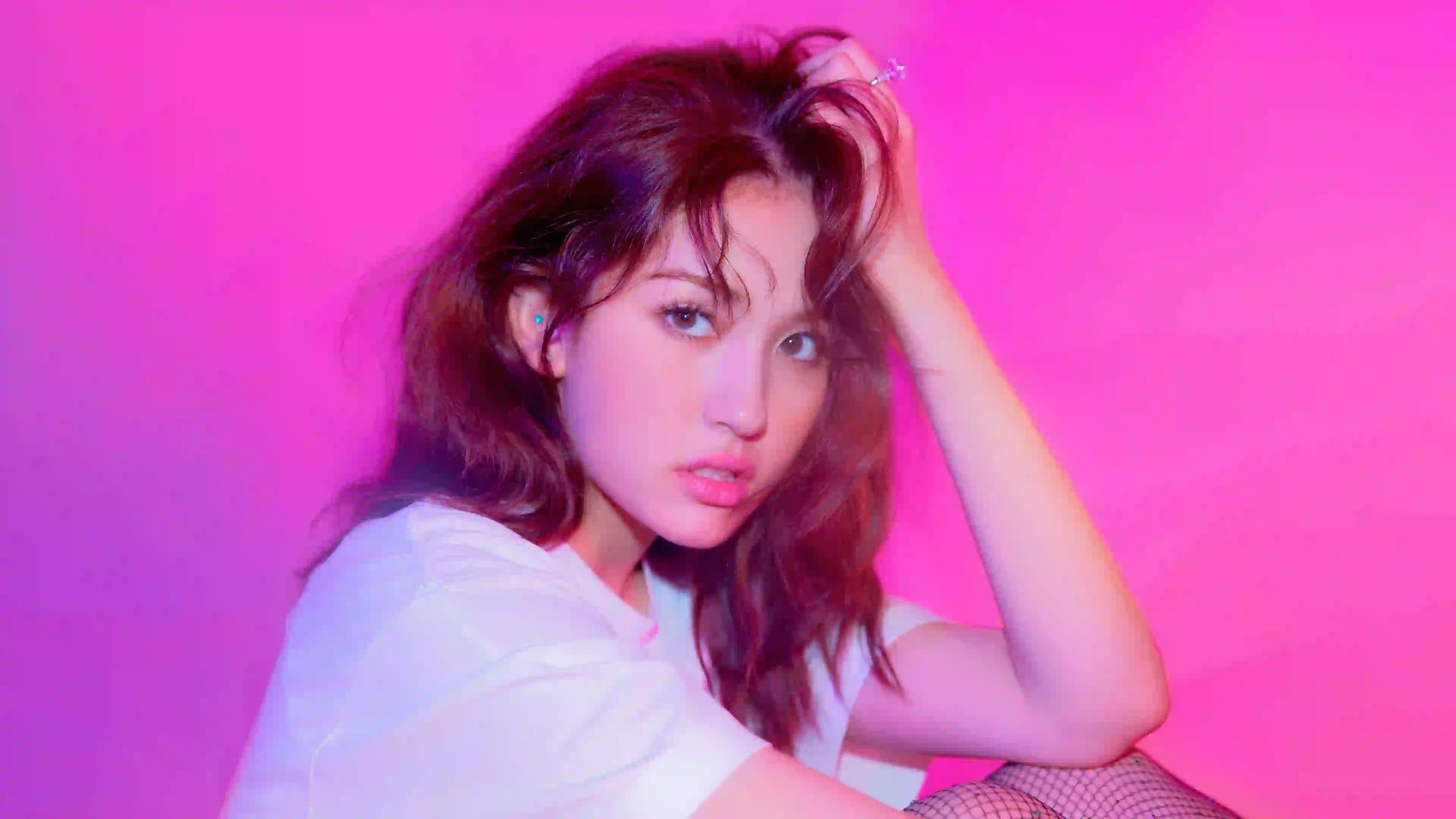 粉红色背景 长发美女 卷发 白色衬衫