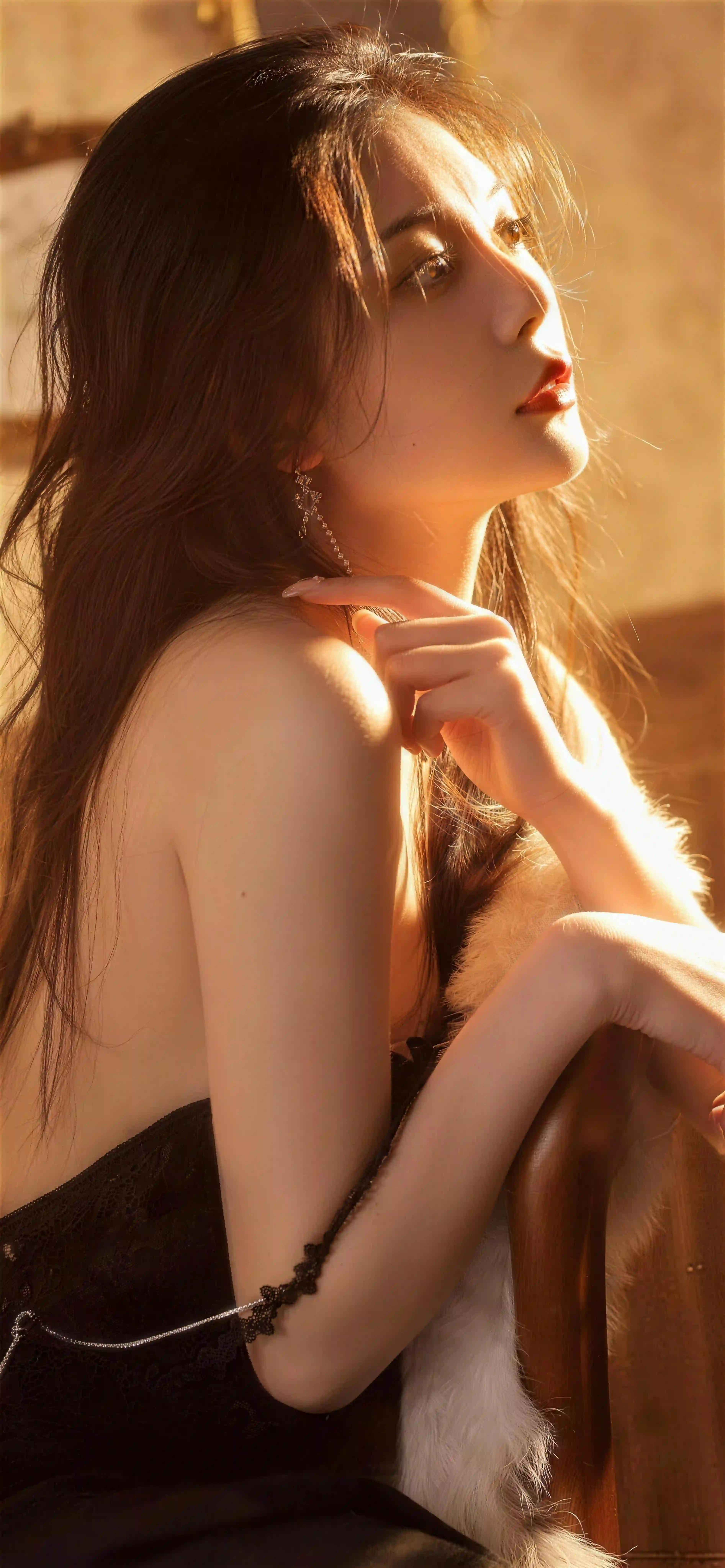 暖光侧颜长发美女 氛围感写真