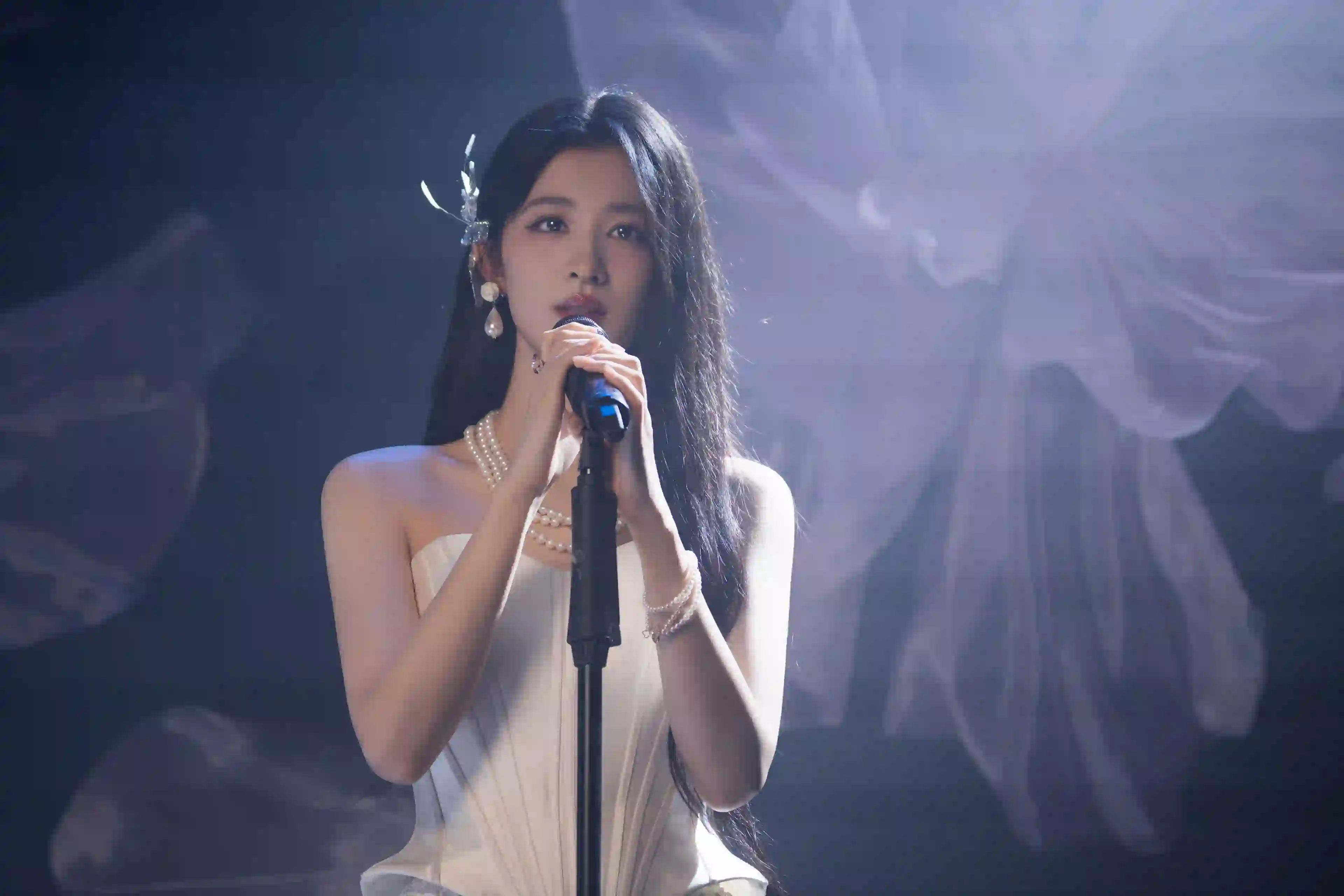 王楚然 舞台 演唱 白色裙子