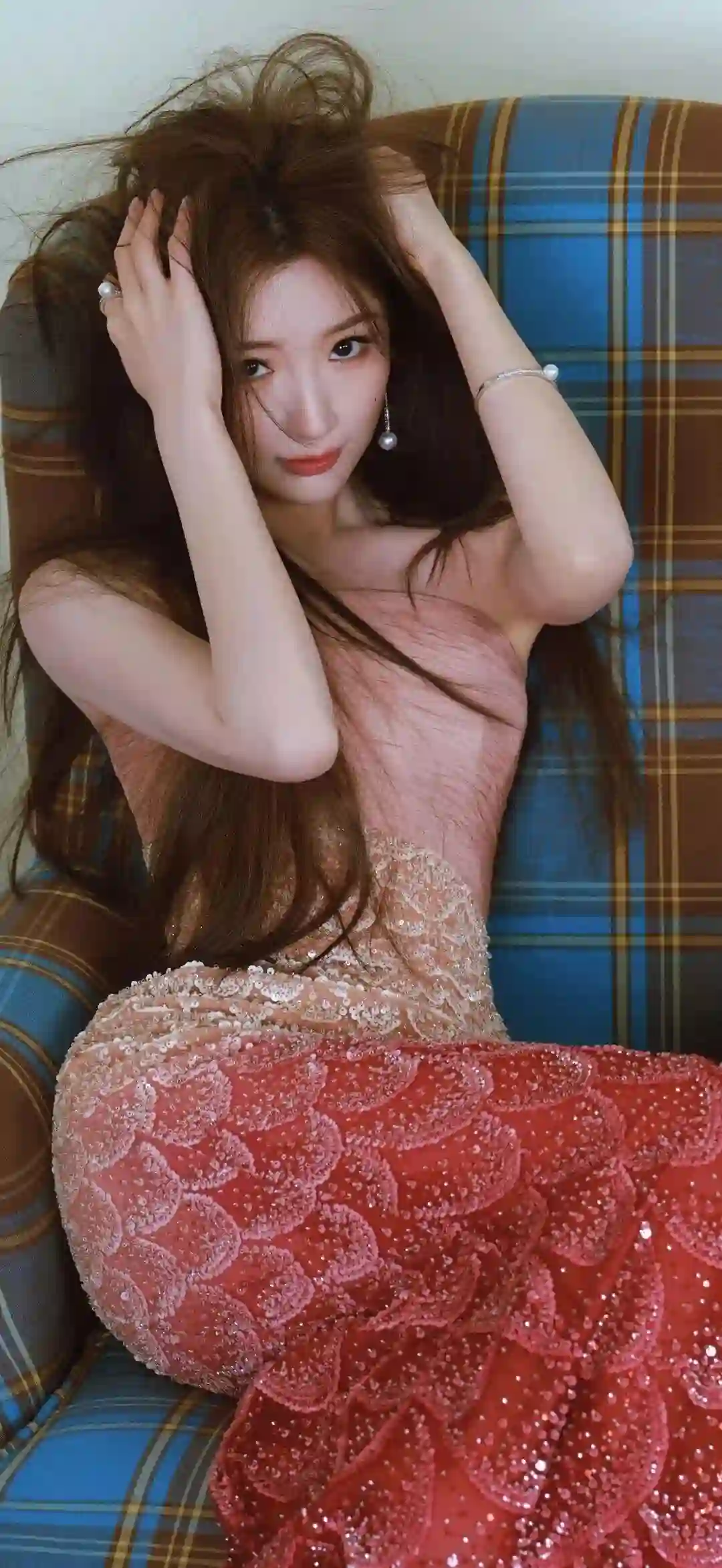 长发性感美女 毛晓彤 性感 红色渐变长裙 居家 凌乱的头发