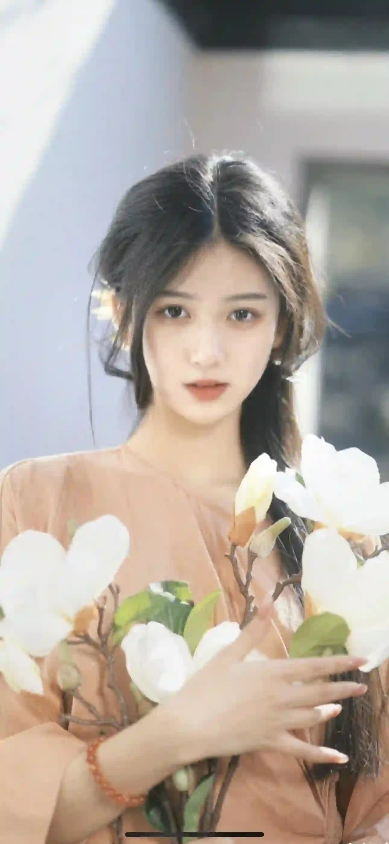 捧着鲜花的长发清纯美女 