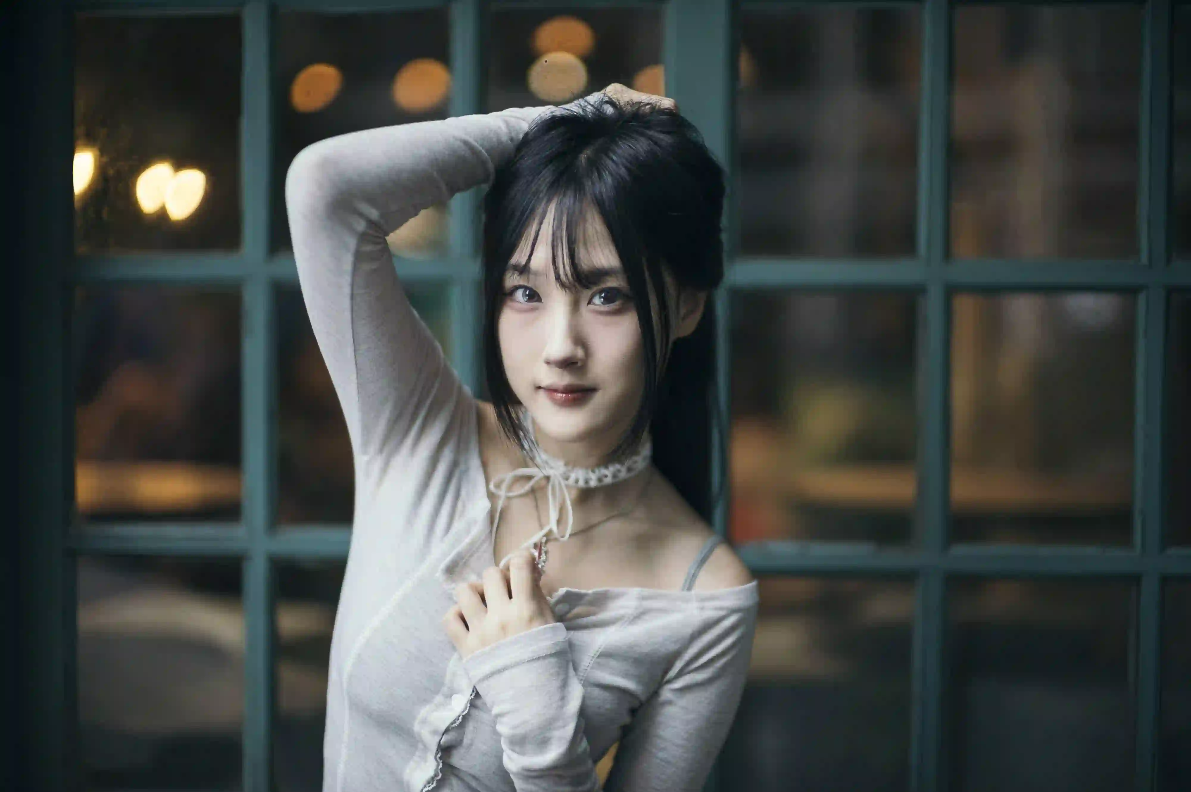 黑发少女 露肩写真 窗前光影 唯美人像 半身像