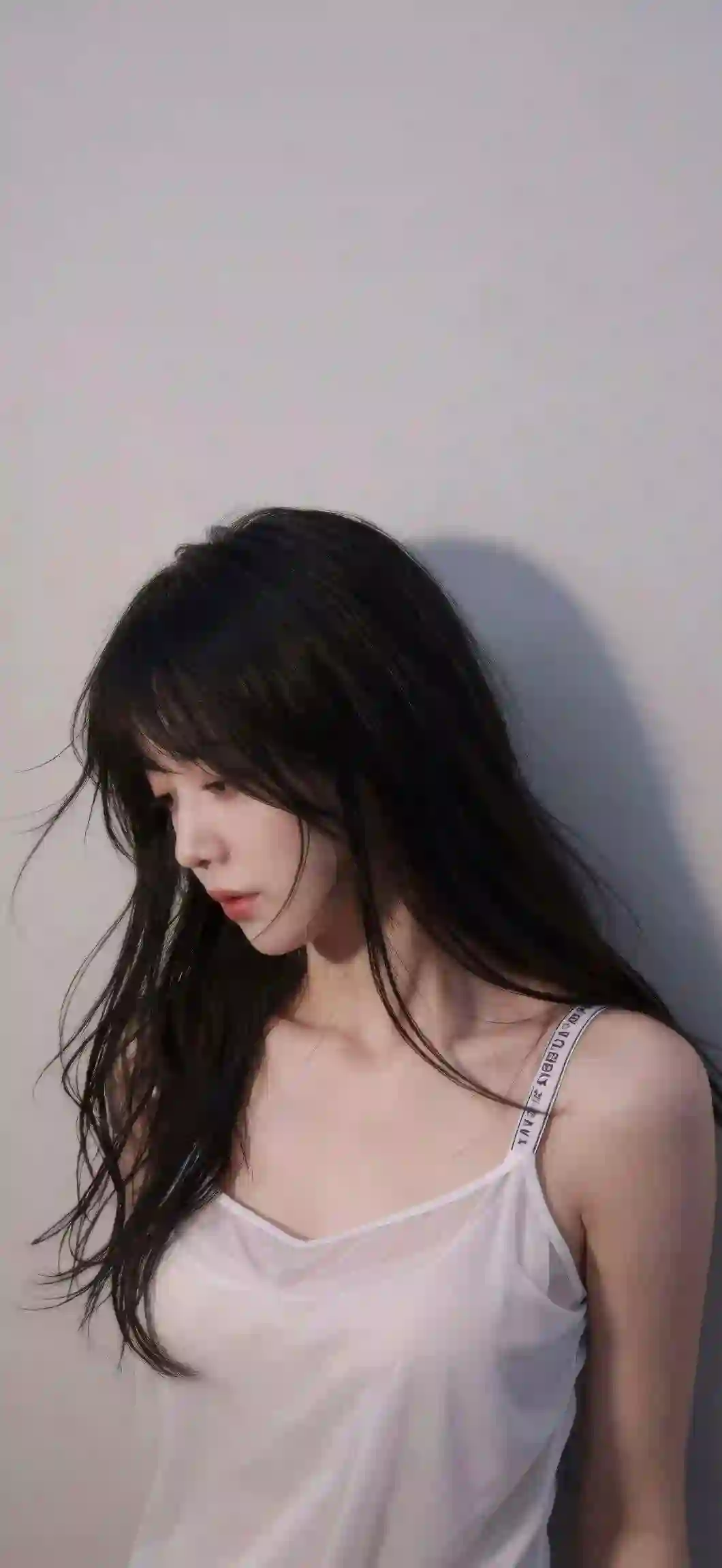 黑发少女 白色吊带 白墙 简约人像 治愈