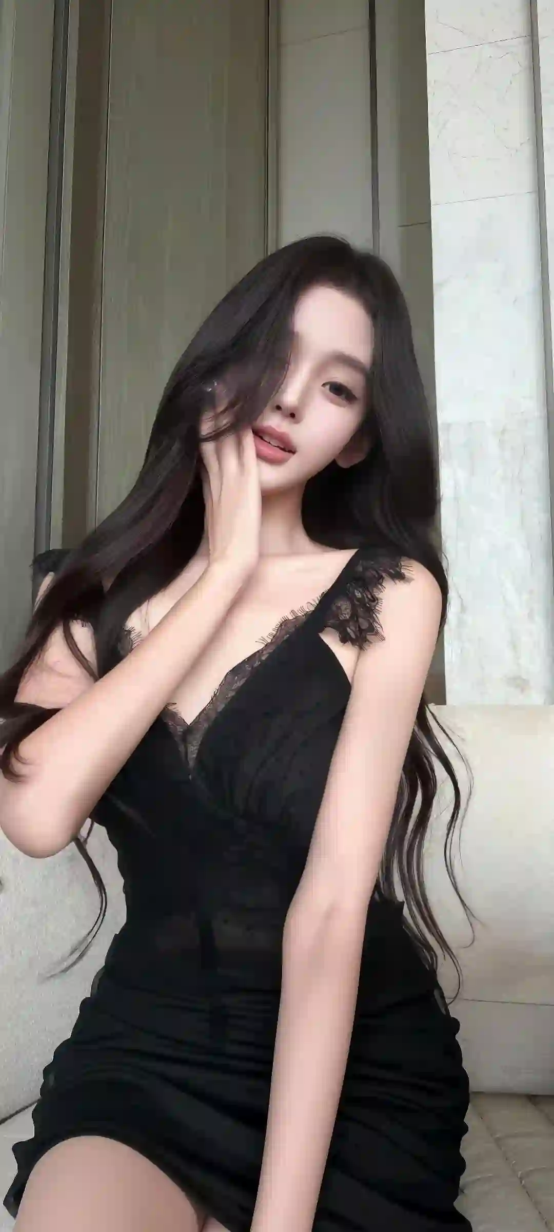 AI美女 黑色蕾丝吊带裙 长发 室内写真