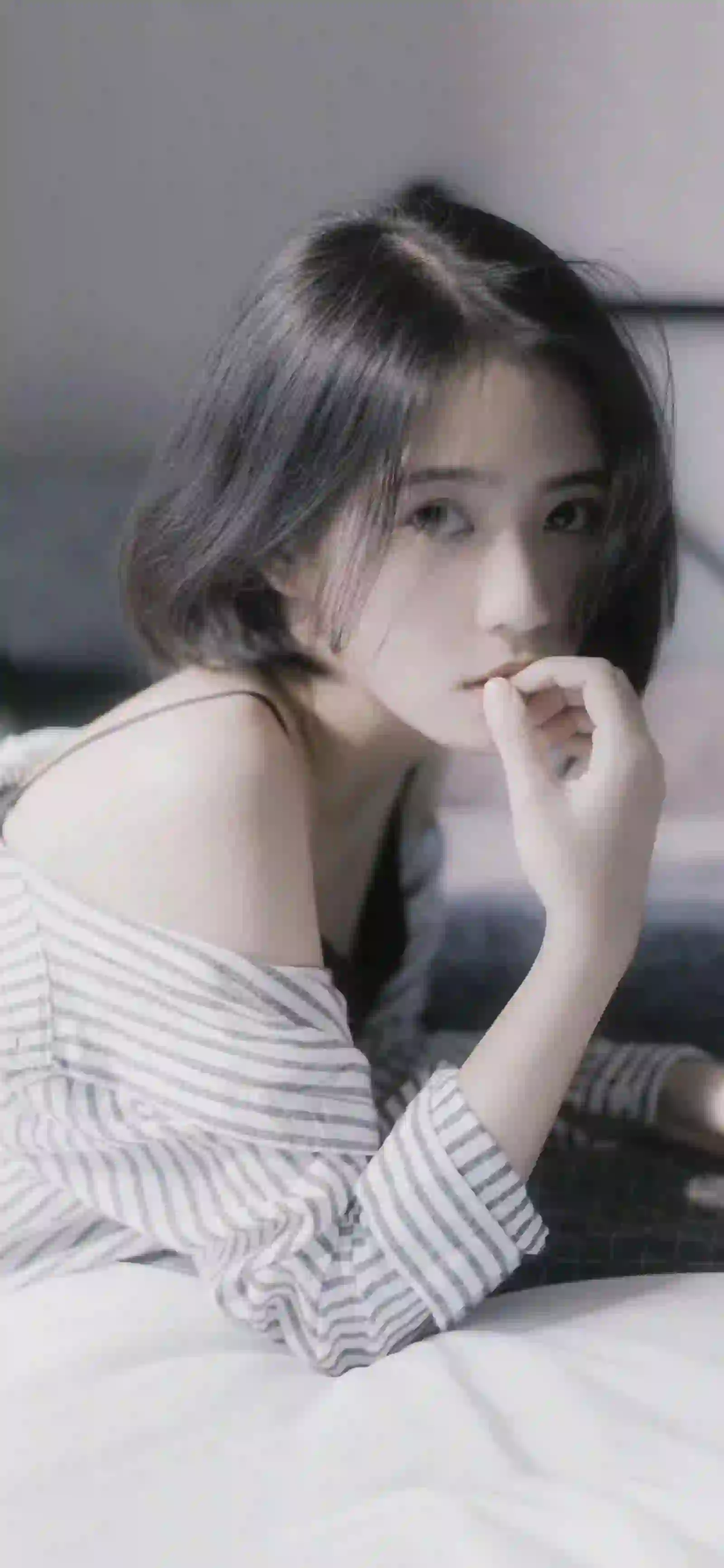 短发女孩 条纹衣服 居家
