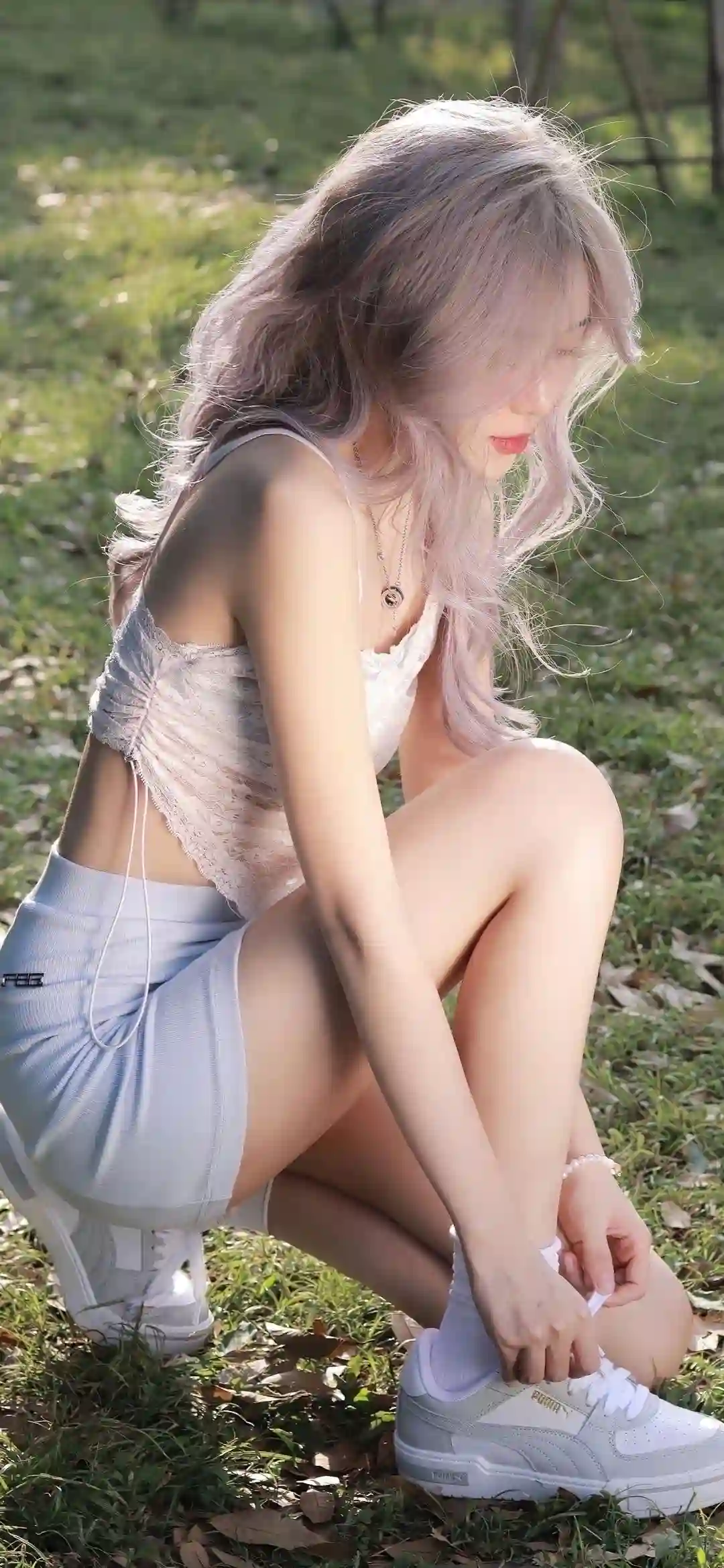 系鞋带的长发性感美女 户外写真 性感吊带 草地 