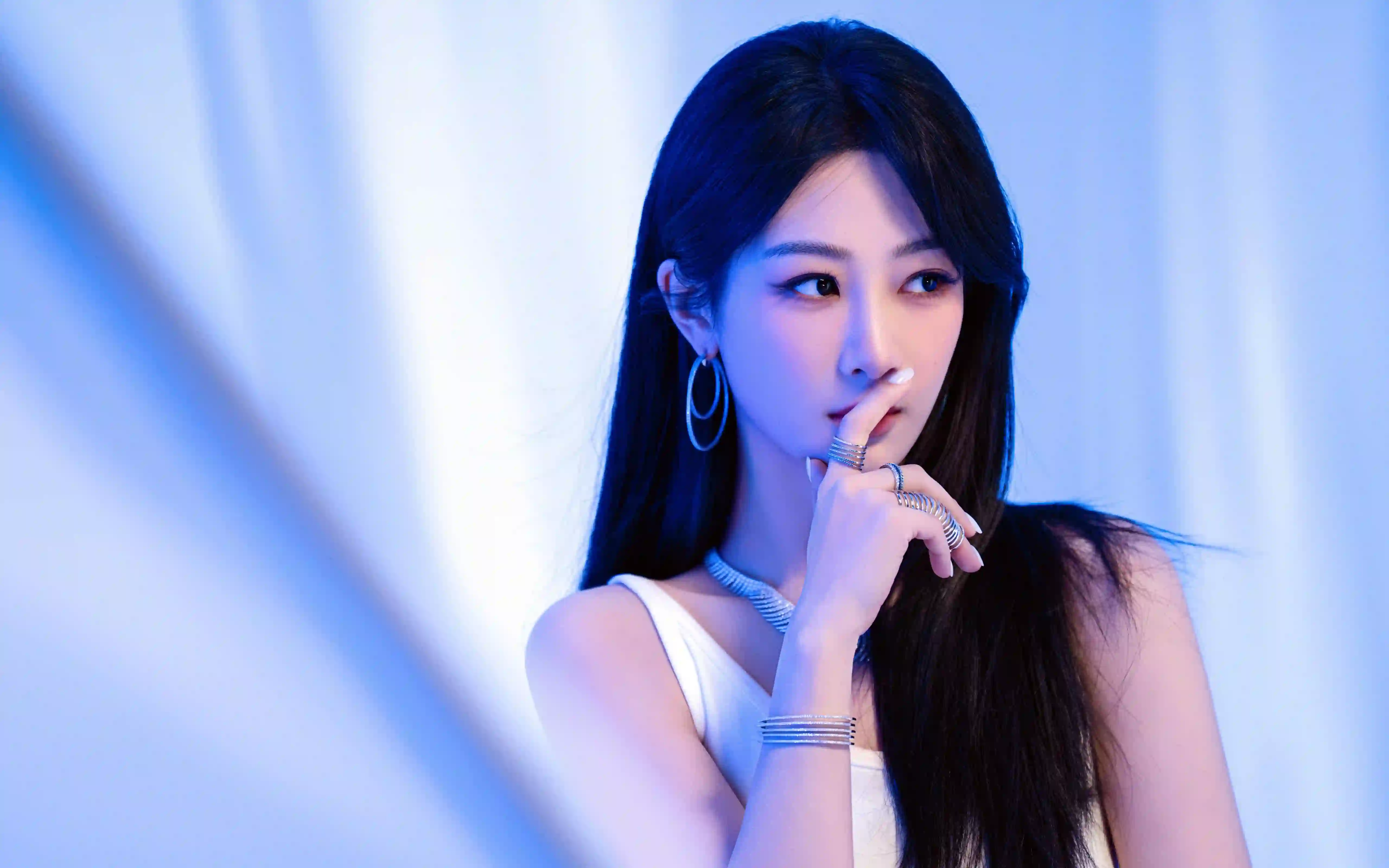 杨紫 美女 长发美女 耳环 冷色调 