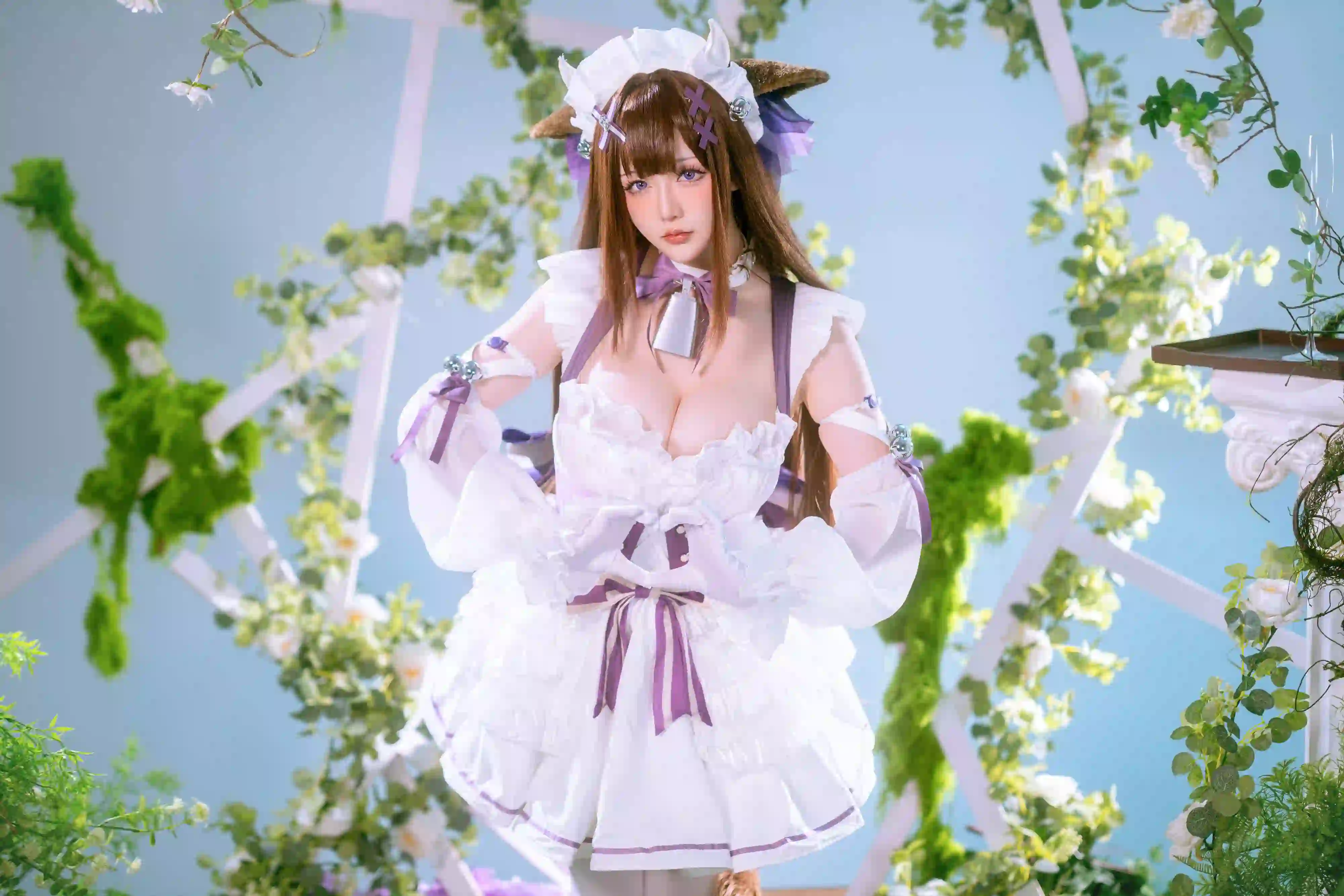 长发美腿 性感美女 绿色植物 可爱 白色裙子