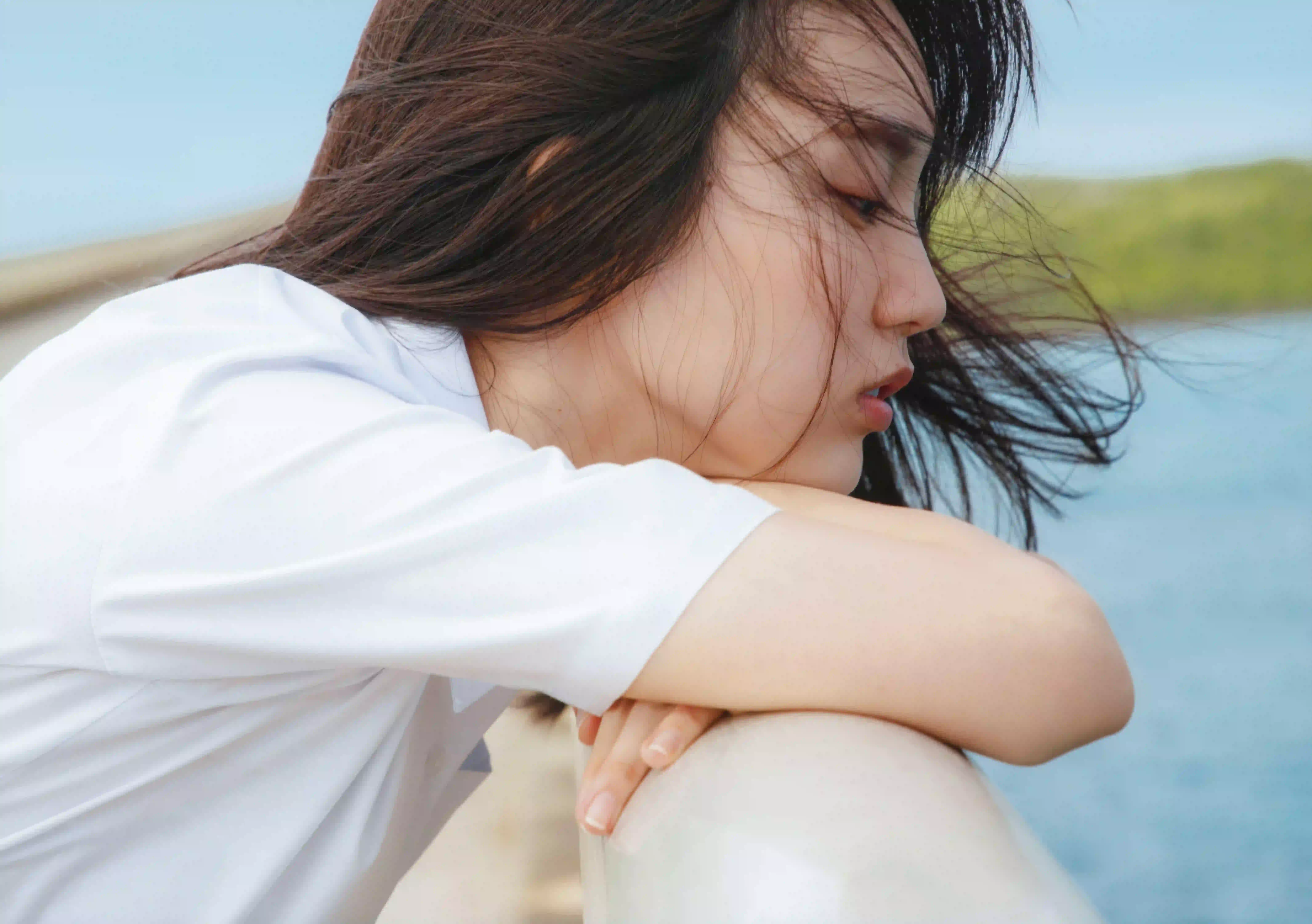 唯美侧脸 长发清纯美女 户外 忧郁