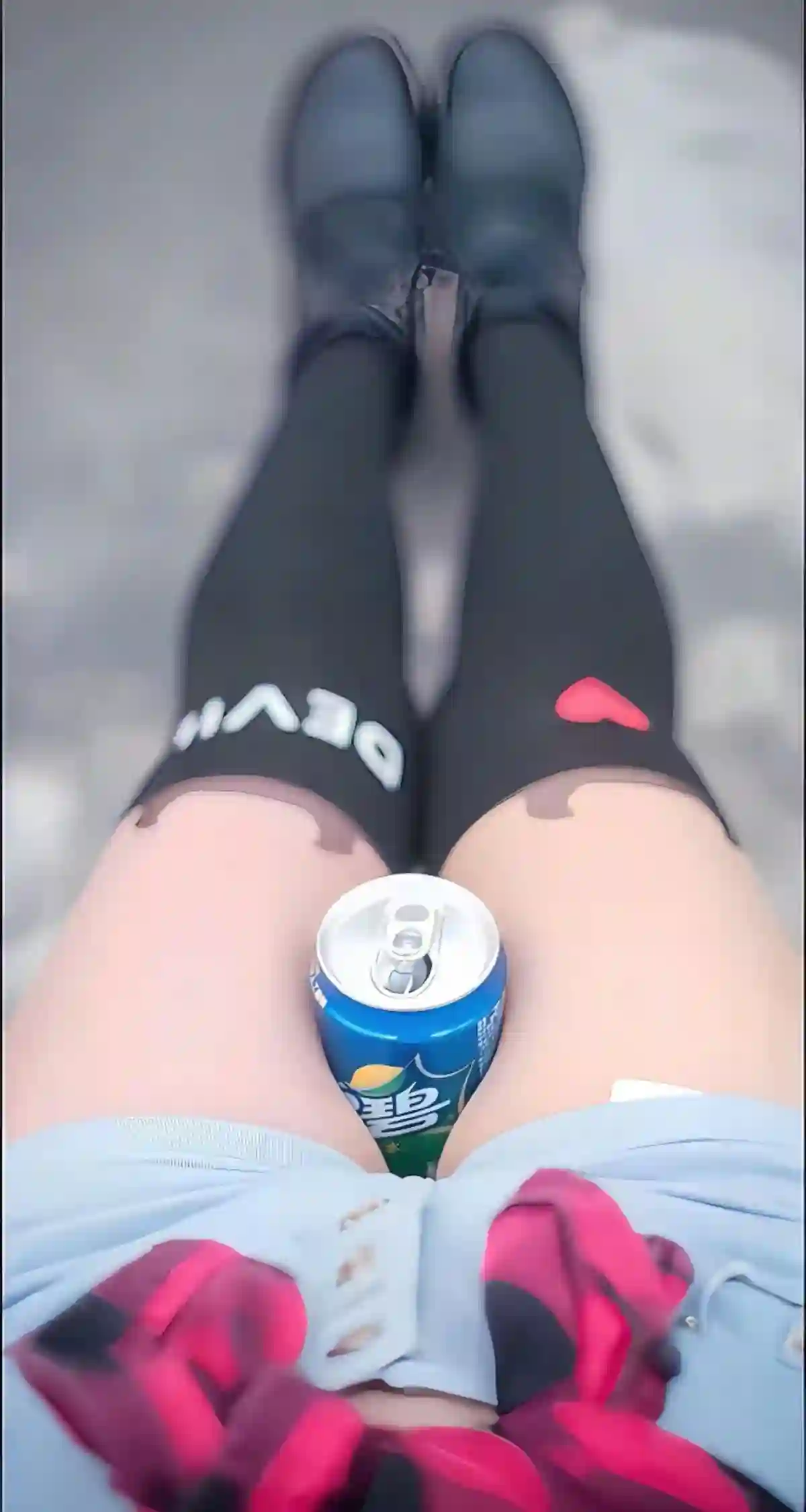 大腿夹着一瓶百事可乐的牛仔短裤女生