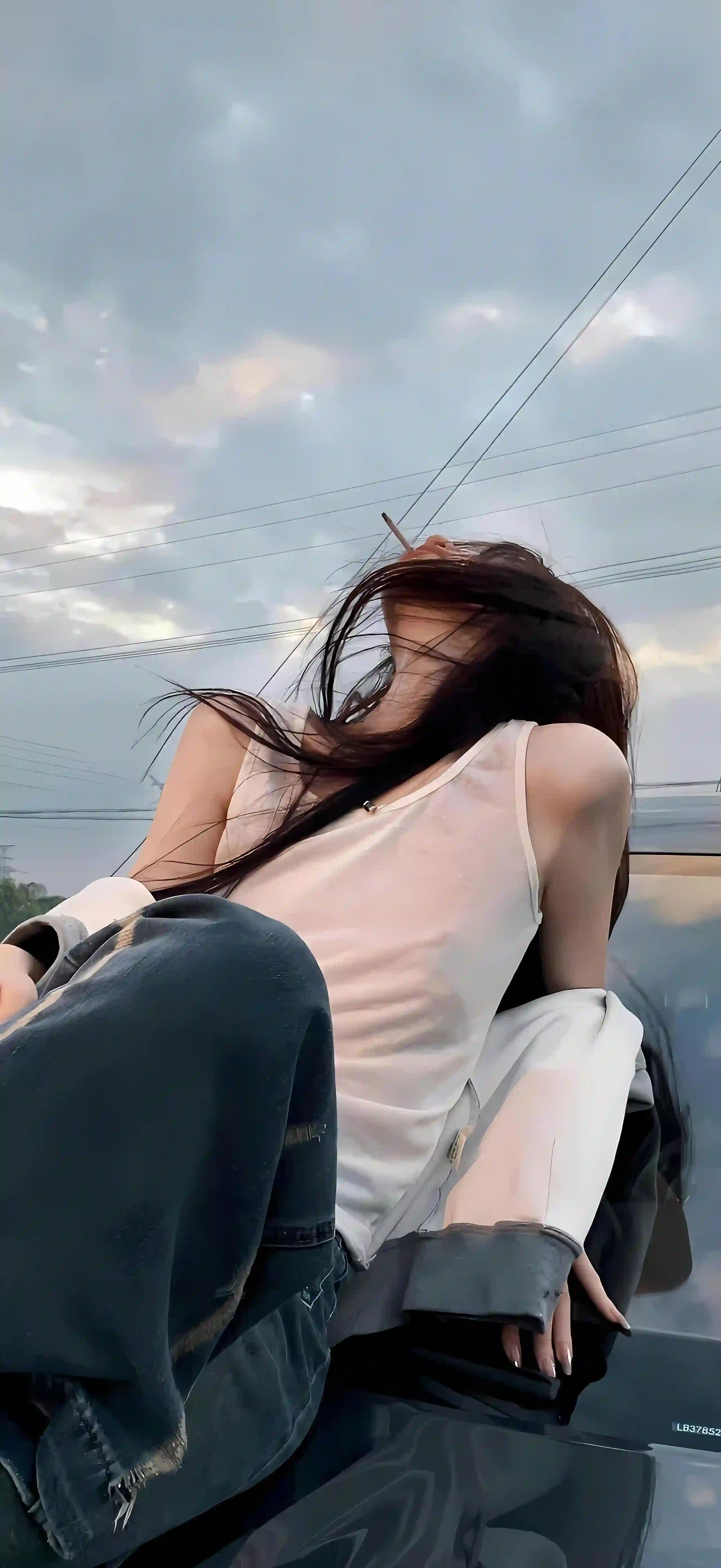 酷女孩 仰拍 街拍 长发 阴天 吊带 风吹发丝
