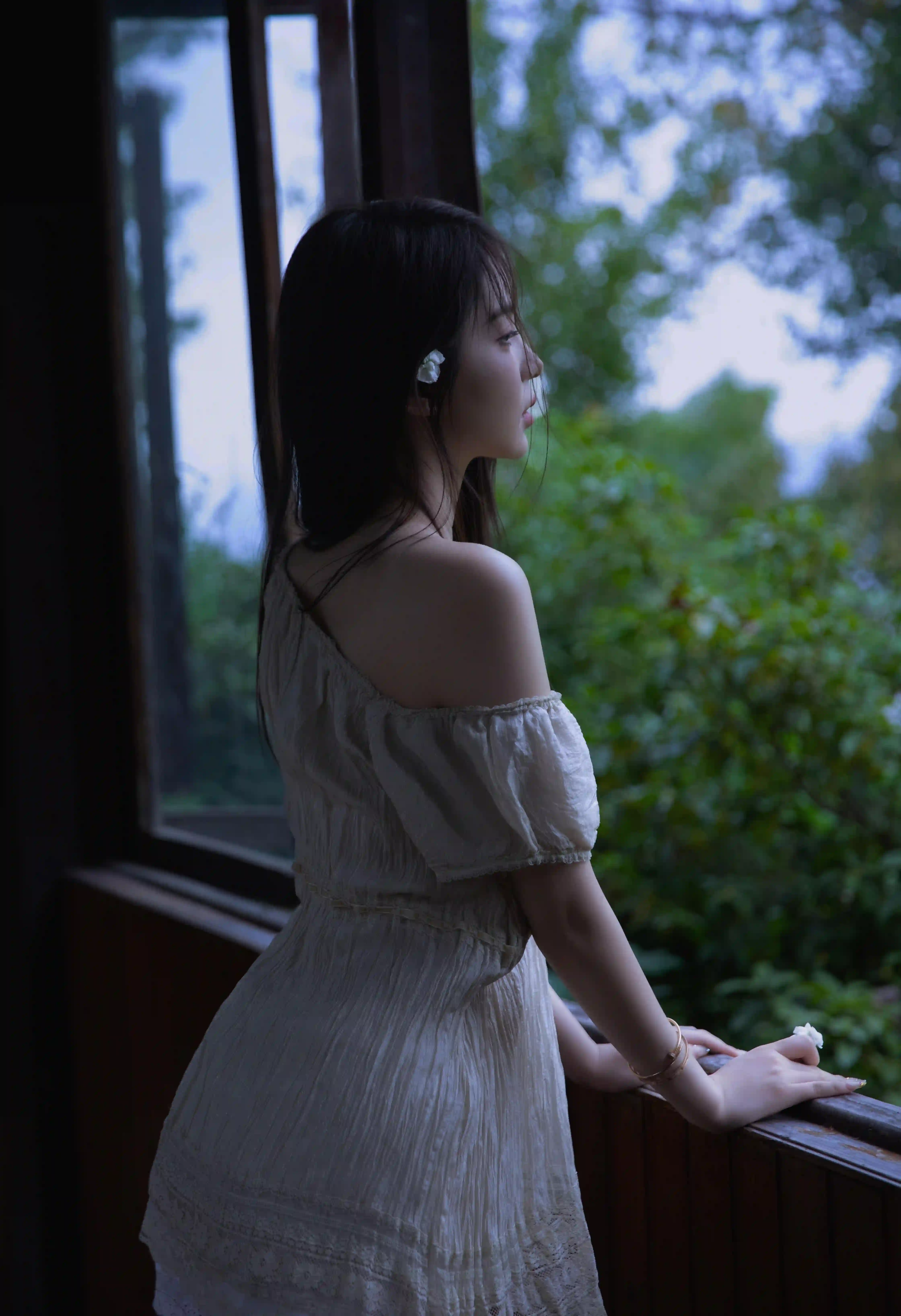 长发白裙美女 望向窗外 背影 绿色风景