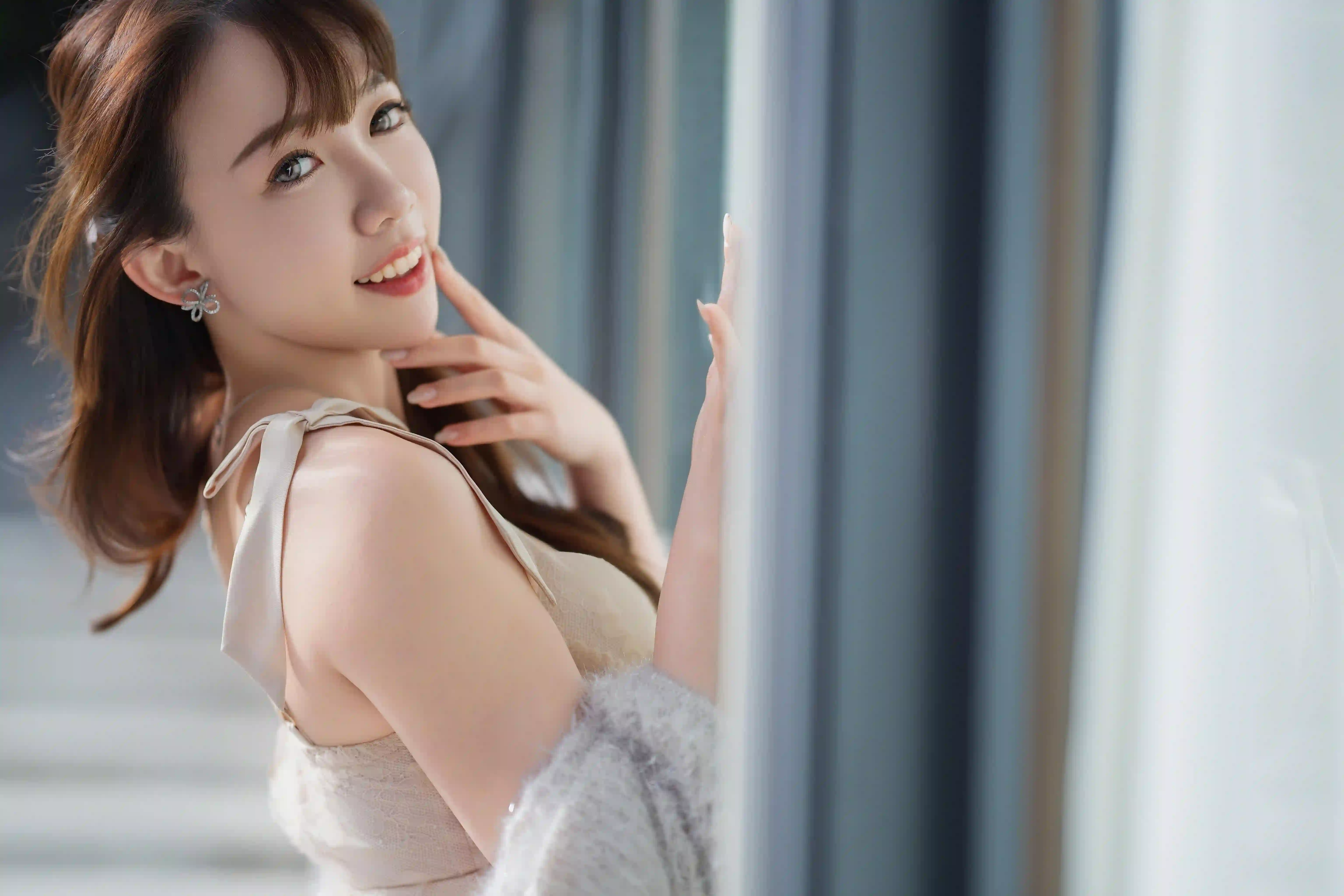 长发美女 白色衣服 户外