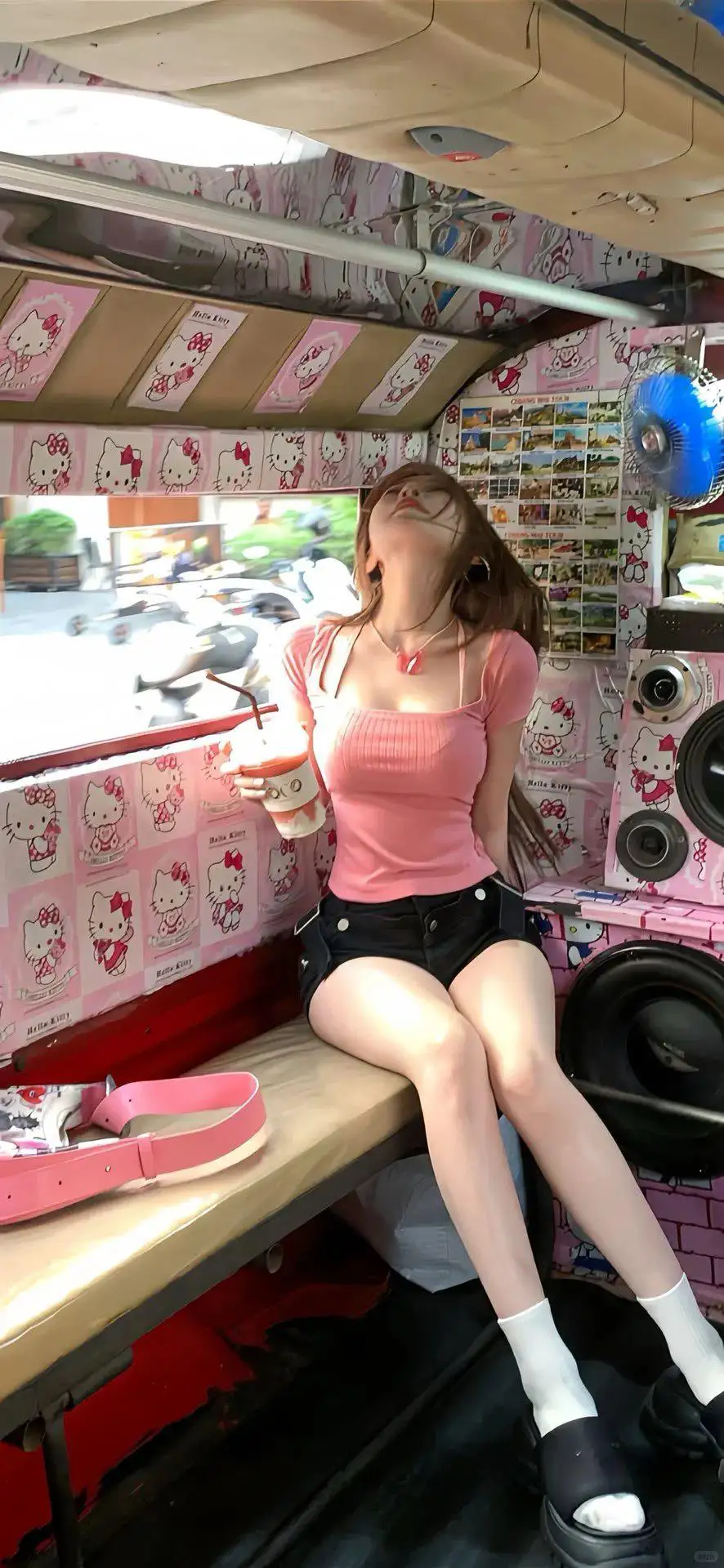粉红色衣服的长腿美女