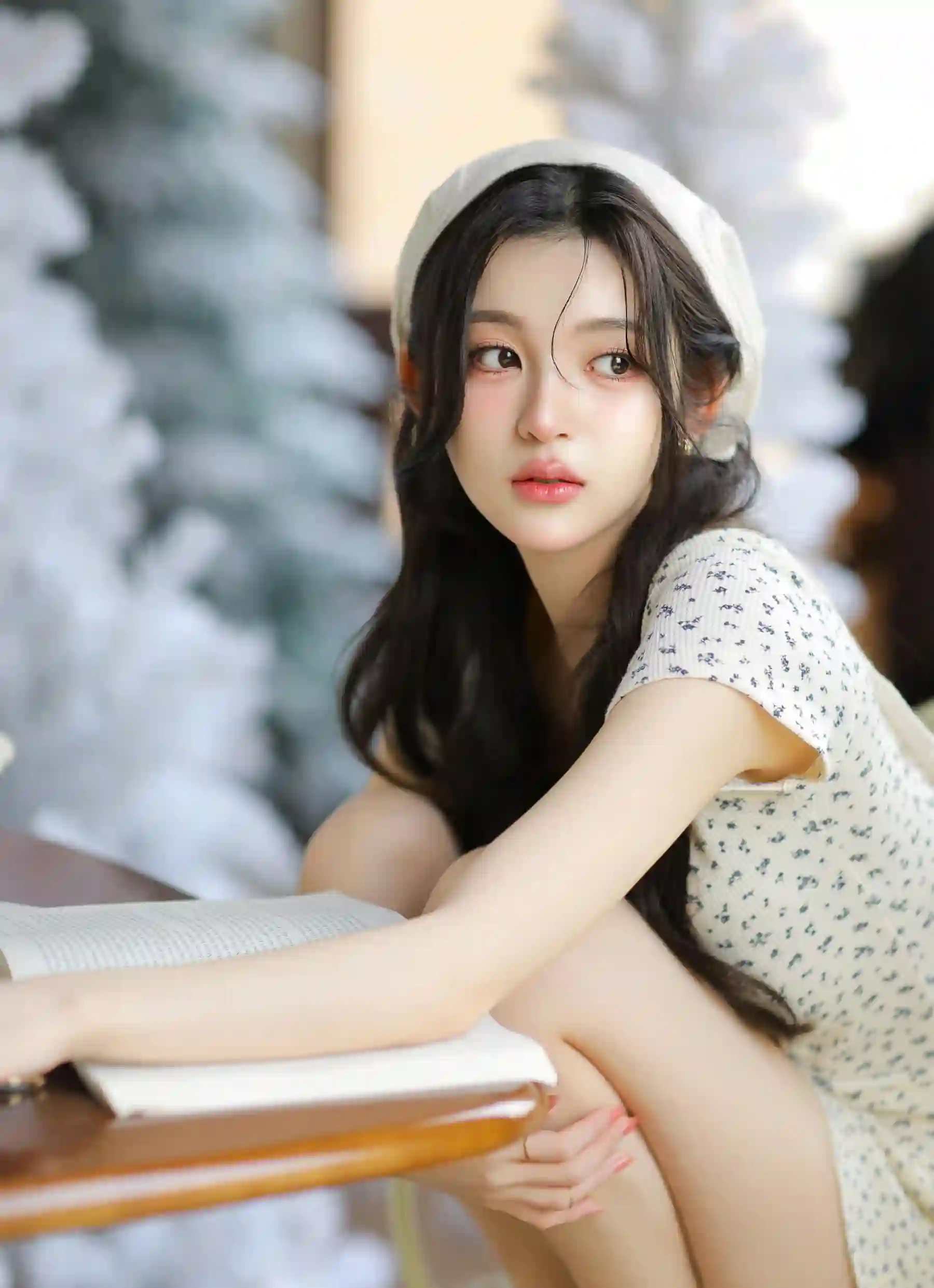 长发女孩 头戴白帽的女孩 看书的女孩