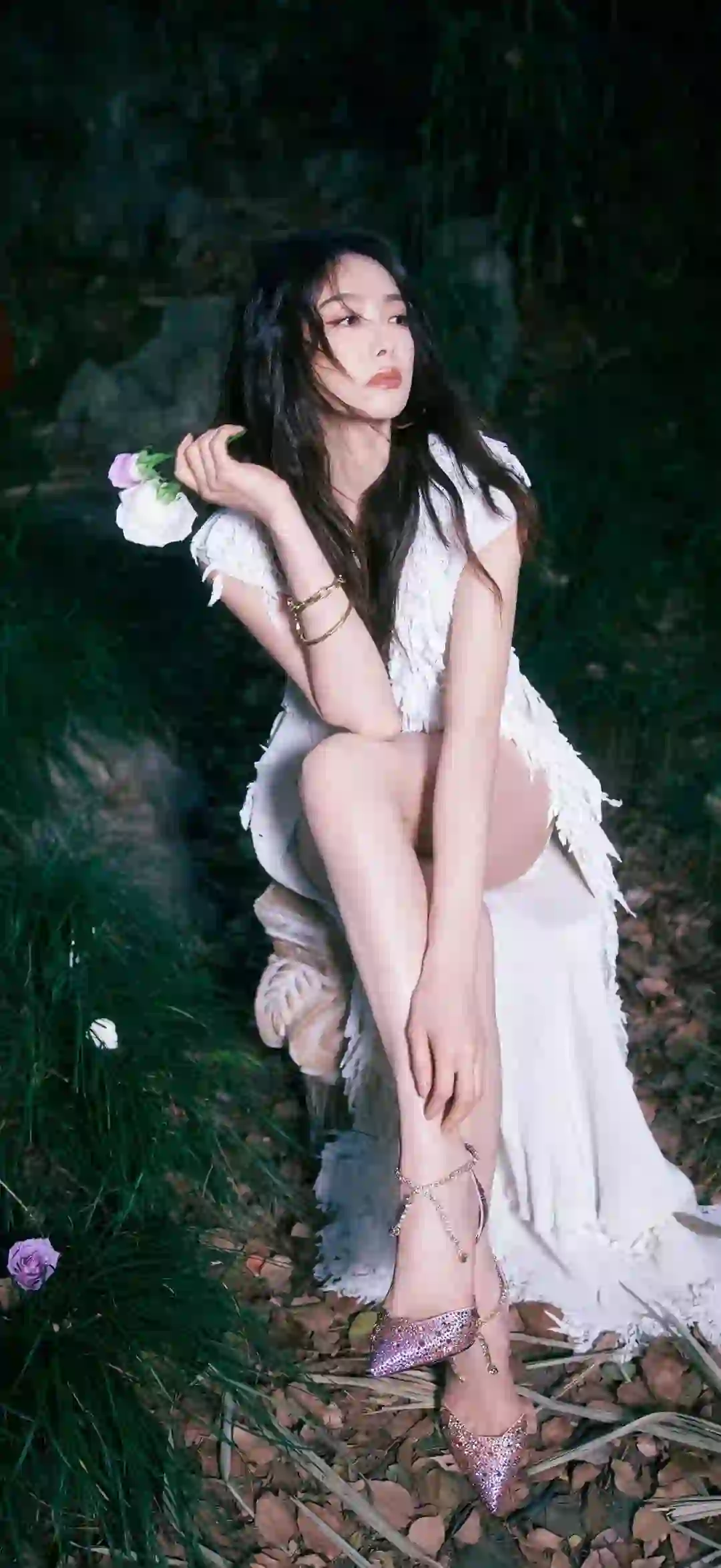 长发美女 长腿美女 户外 唯美 花朵 白色长裙 高跟鞋