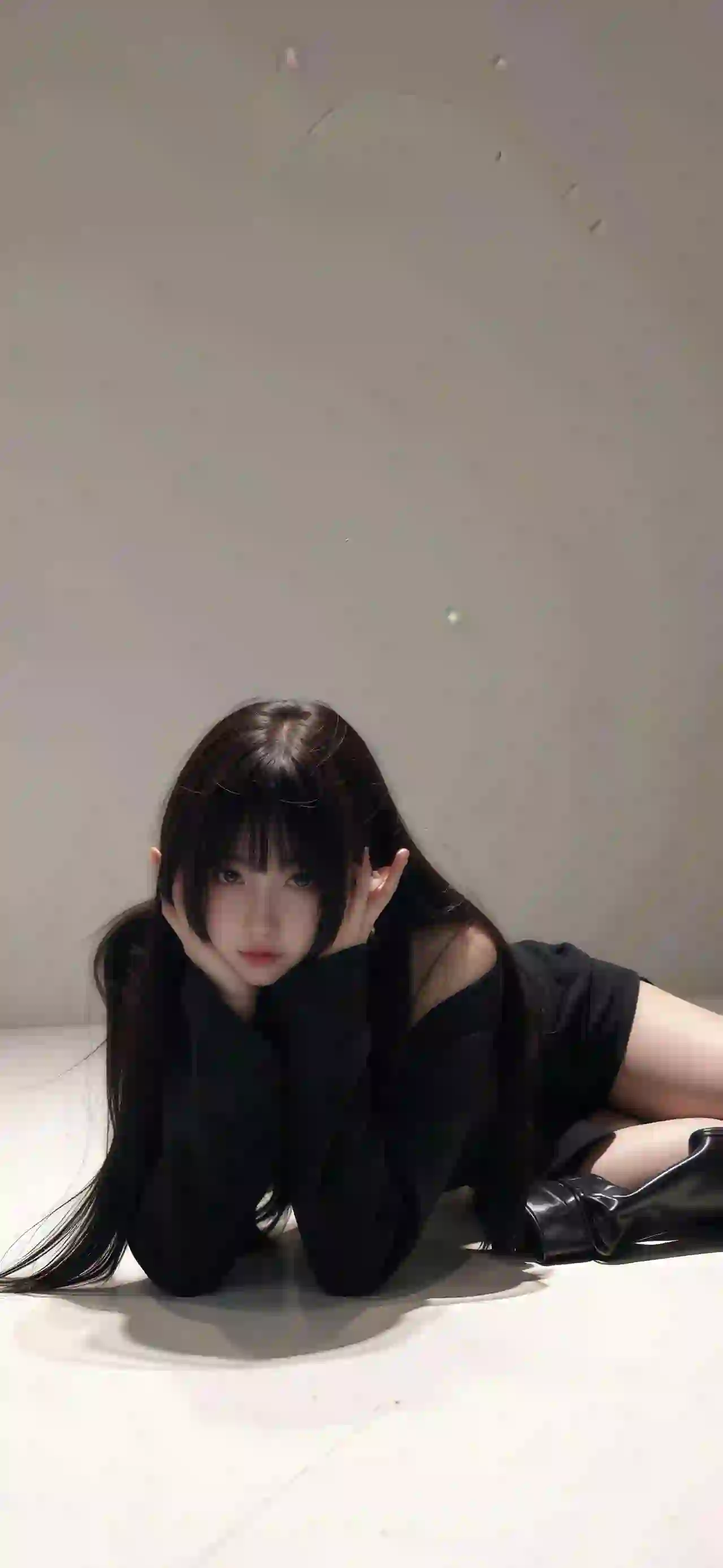 趴在地上的长发美女 清纯美女