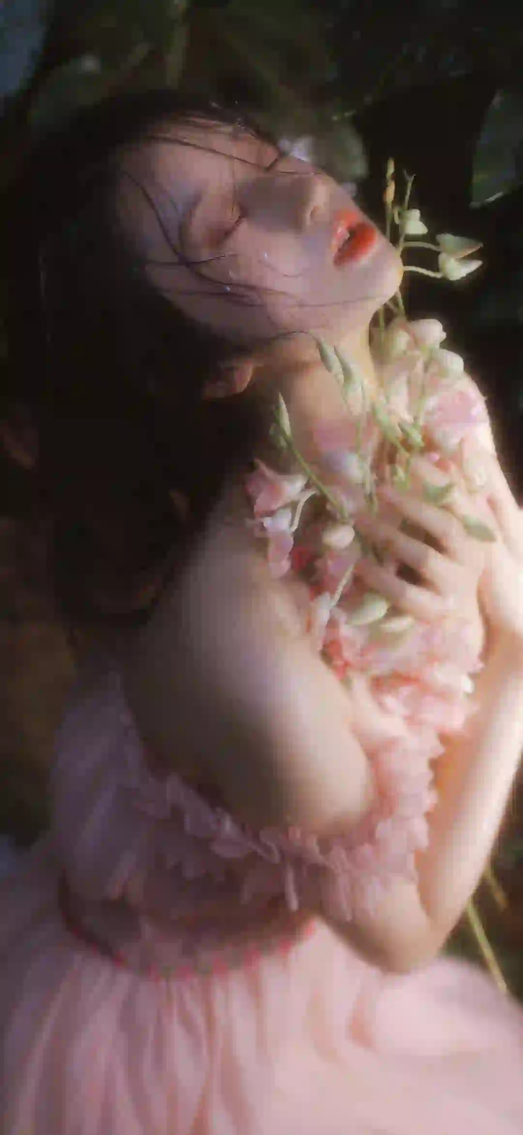 拥抱鲜花的粉红色长裙美女 性感美女