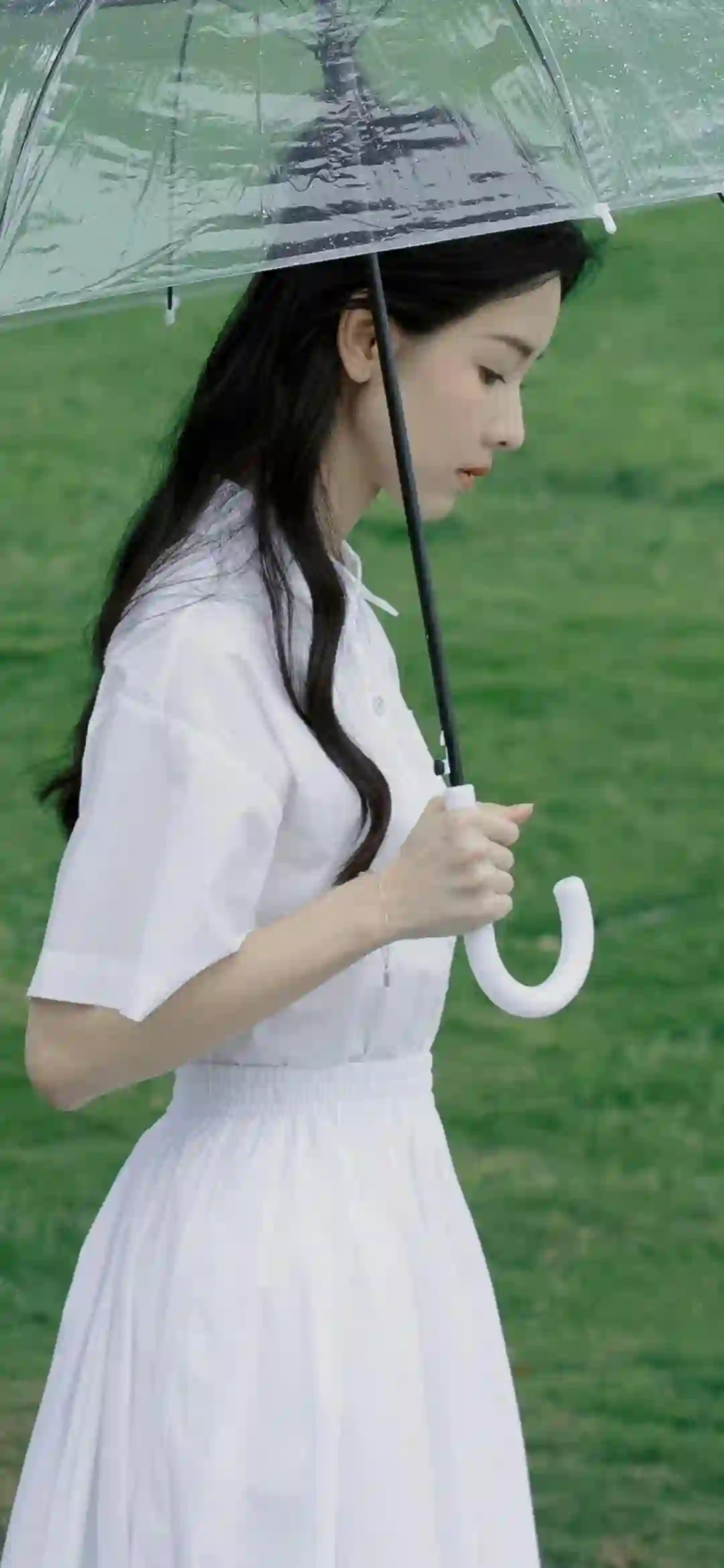 户外 长发白裙女孩 撑着伞的长发白裙女孩 陈都灵