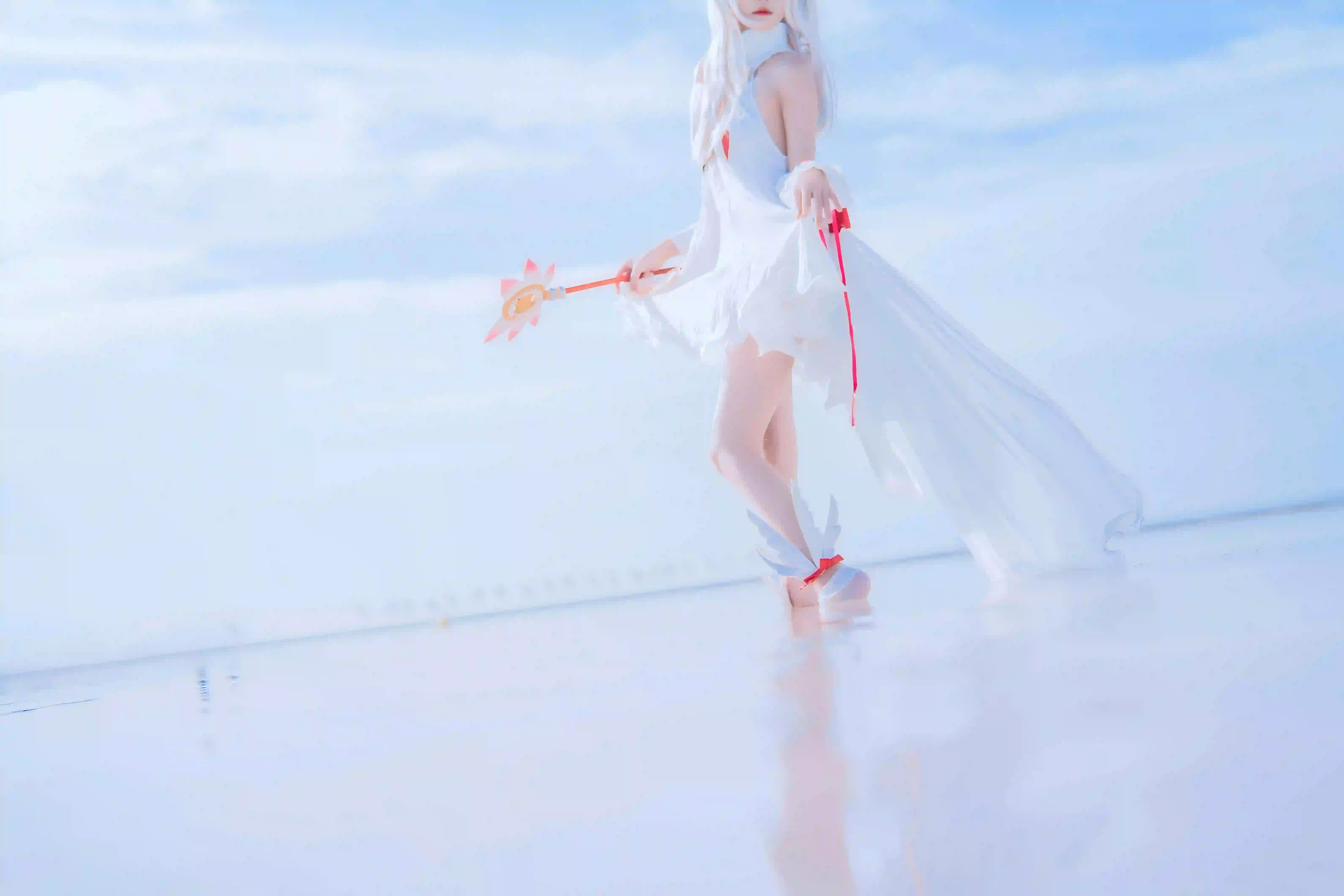 coser 蓝天白云 白色长裙 美女 