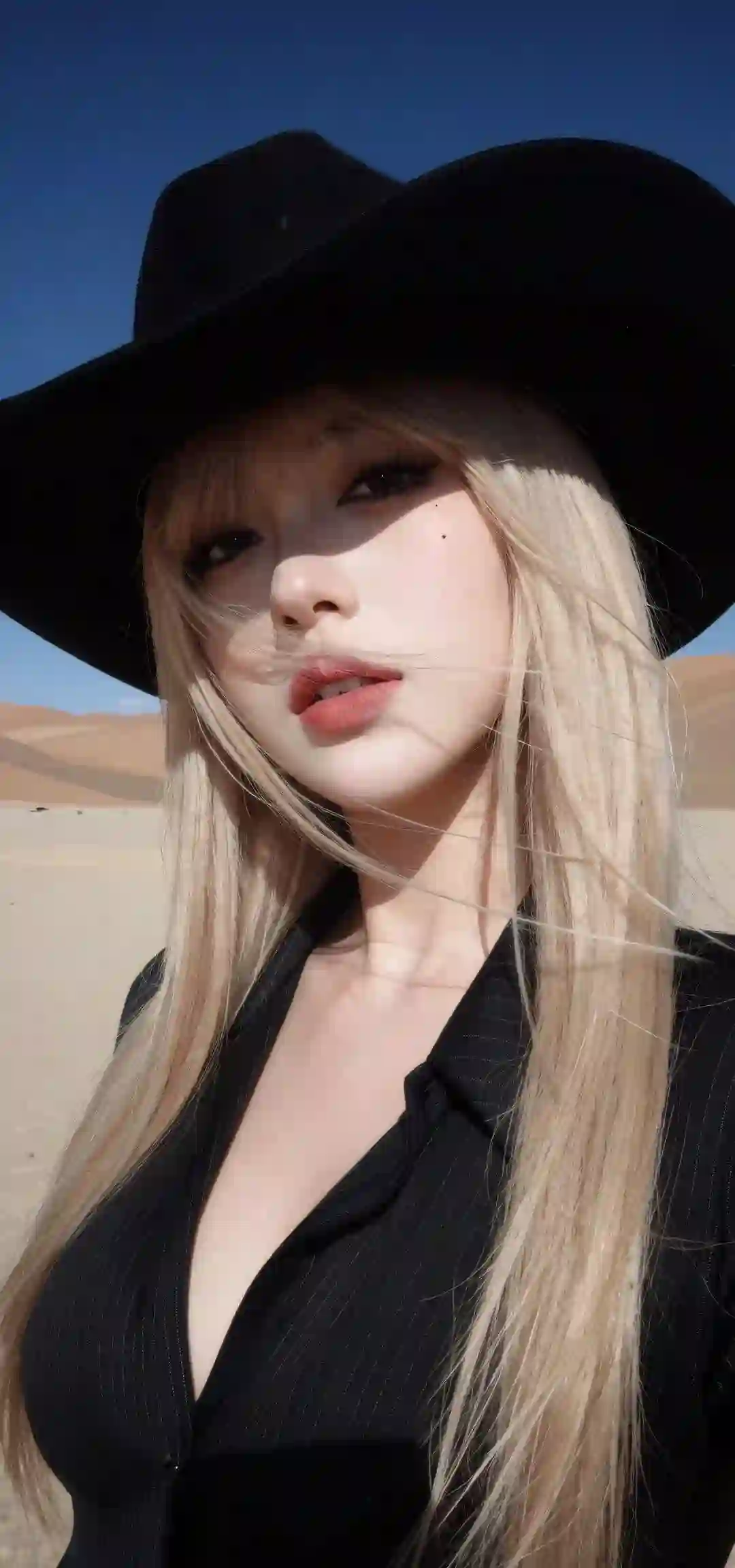 沙漠金发美女 黑色宽檐帽 时尚人像 蓝天沙丘