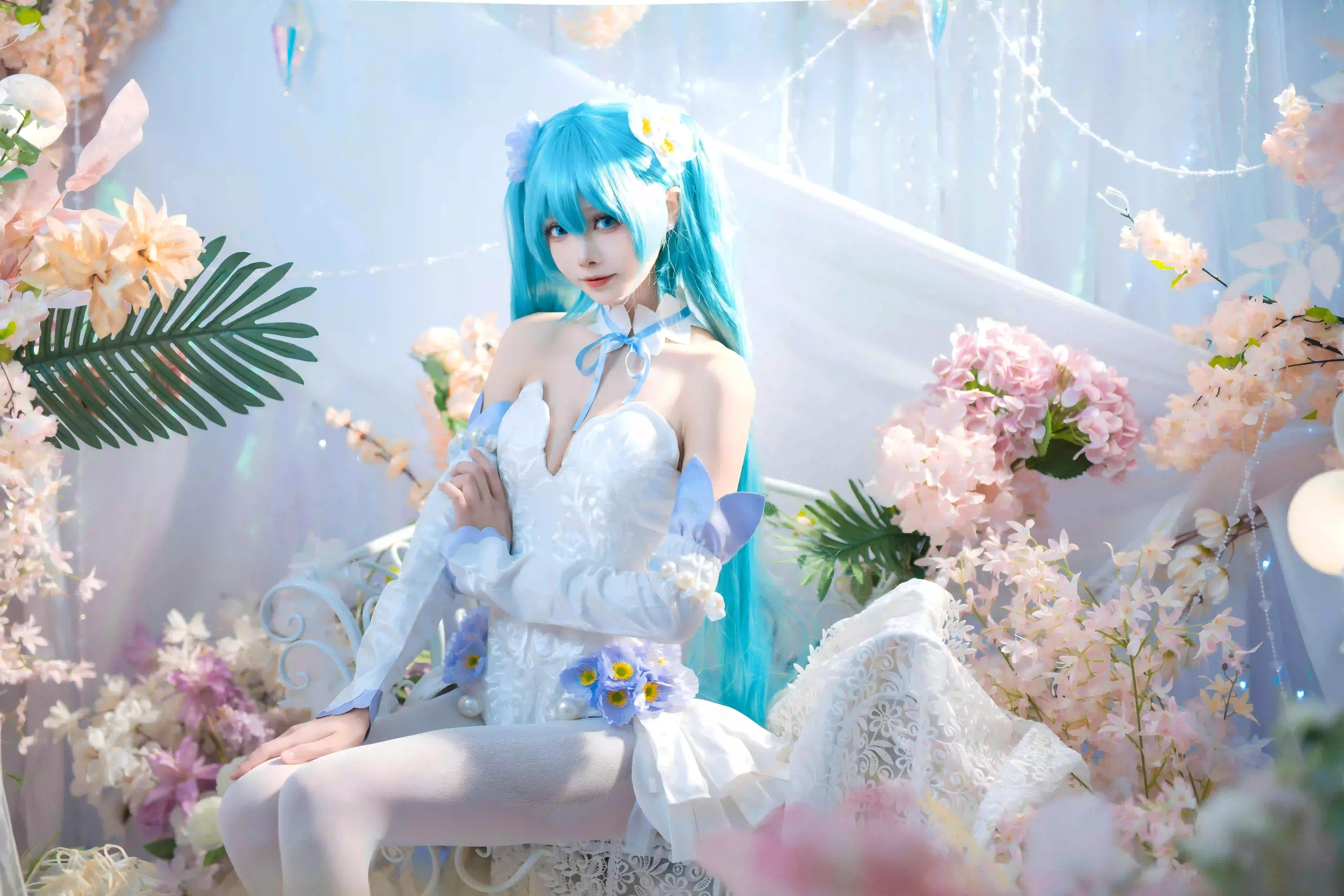 蓝色头发 初音未来Coser 白色裙子 微笑