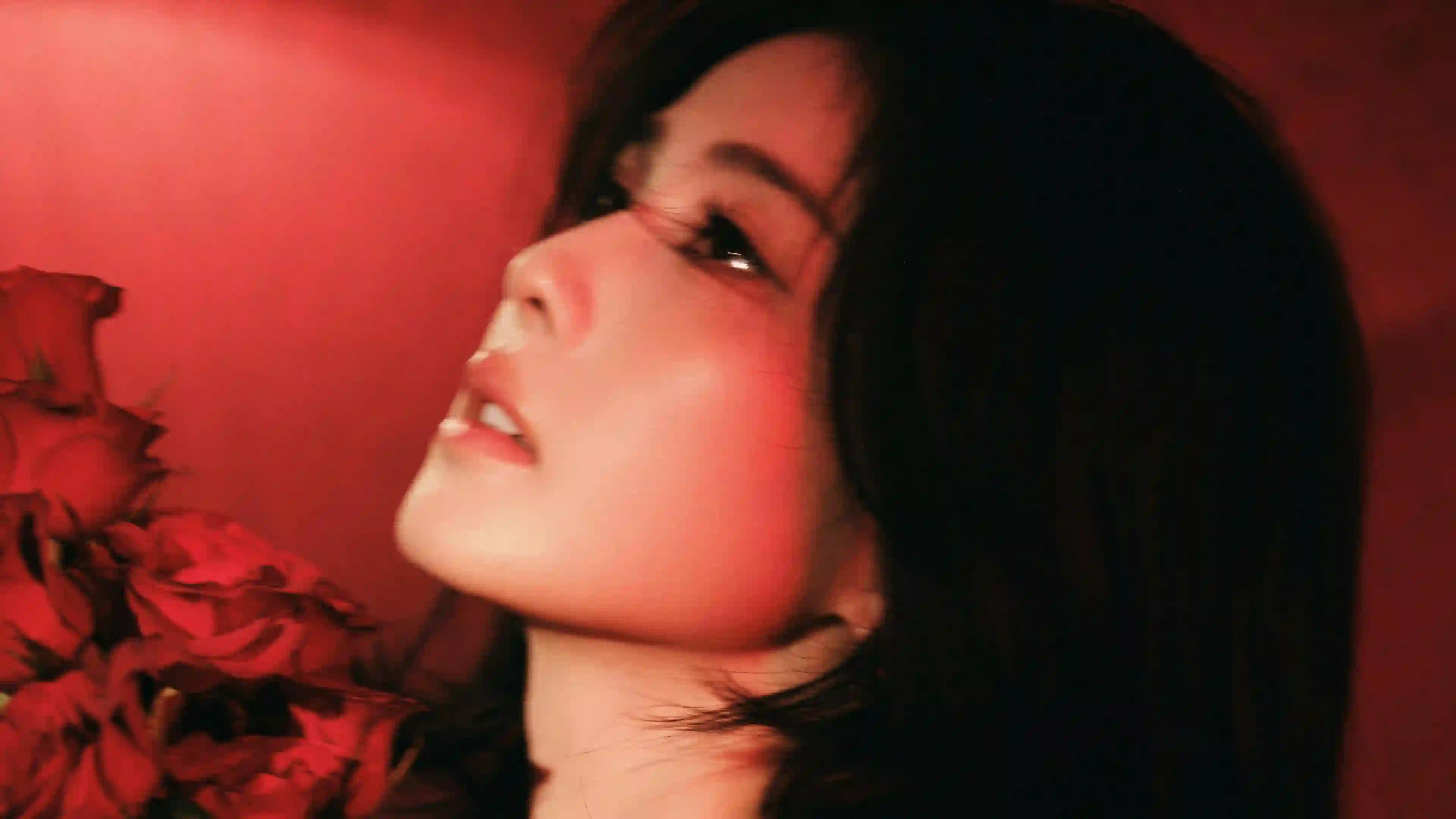 红色背景 侧脸美女白鹿 红色灯光