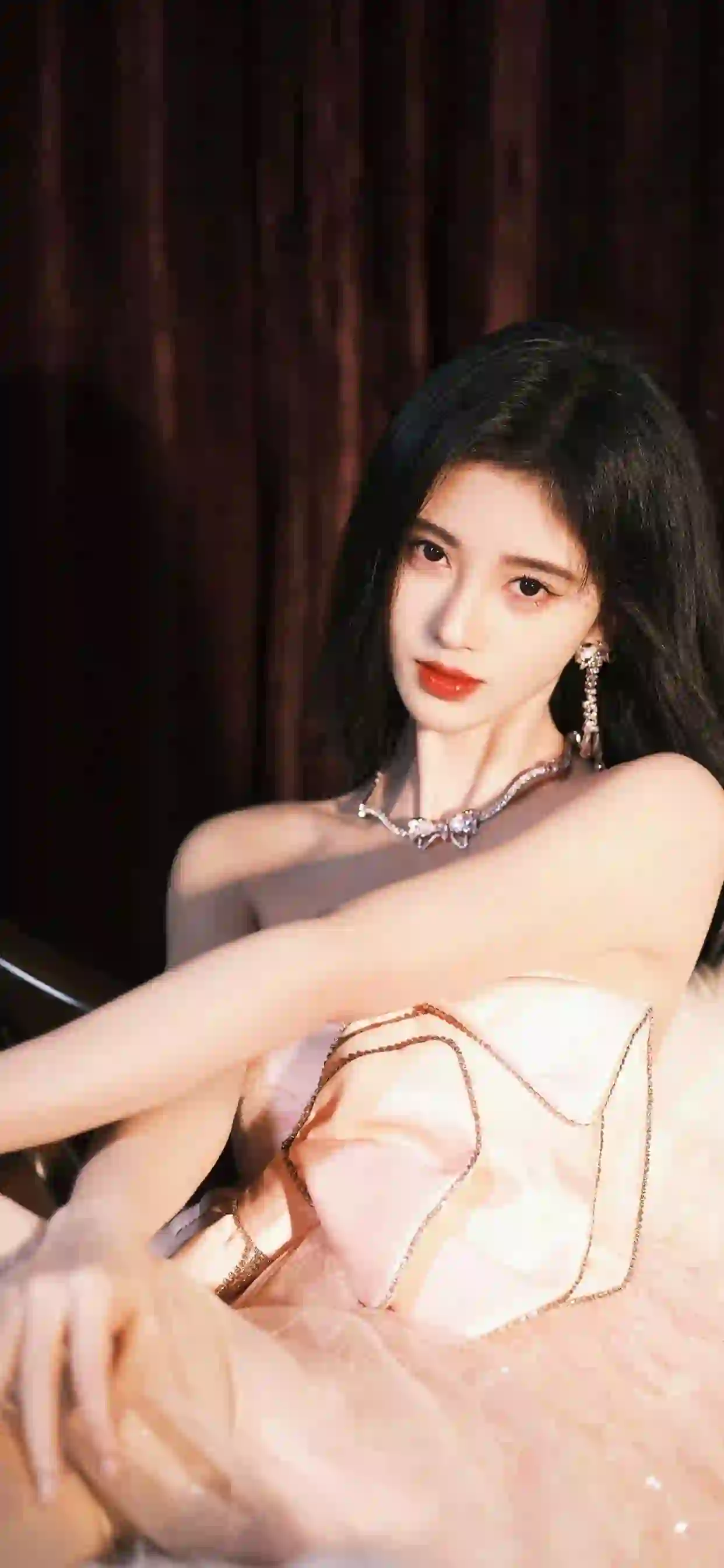 长发性感美女 抹胸穿搭 粉红色裙子