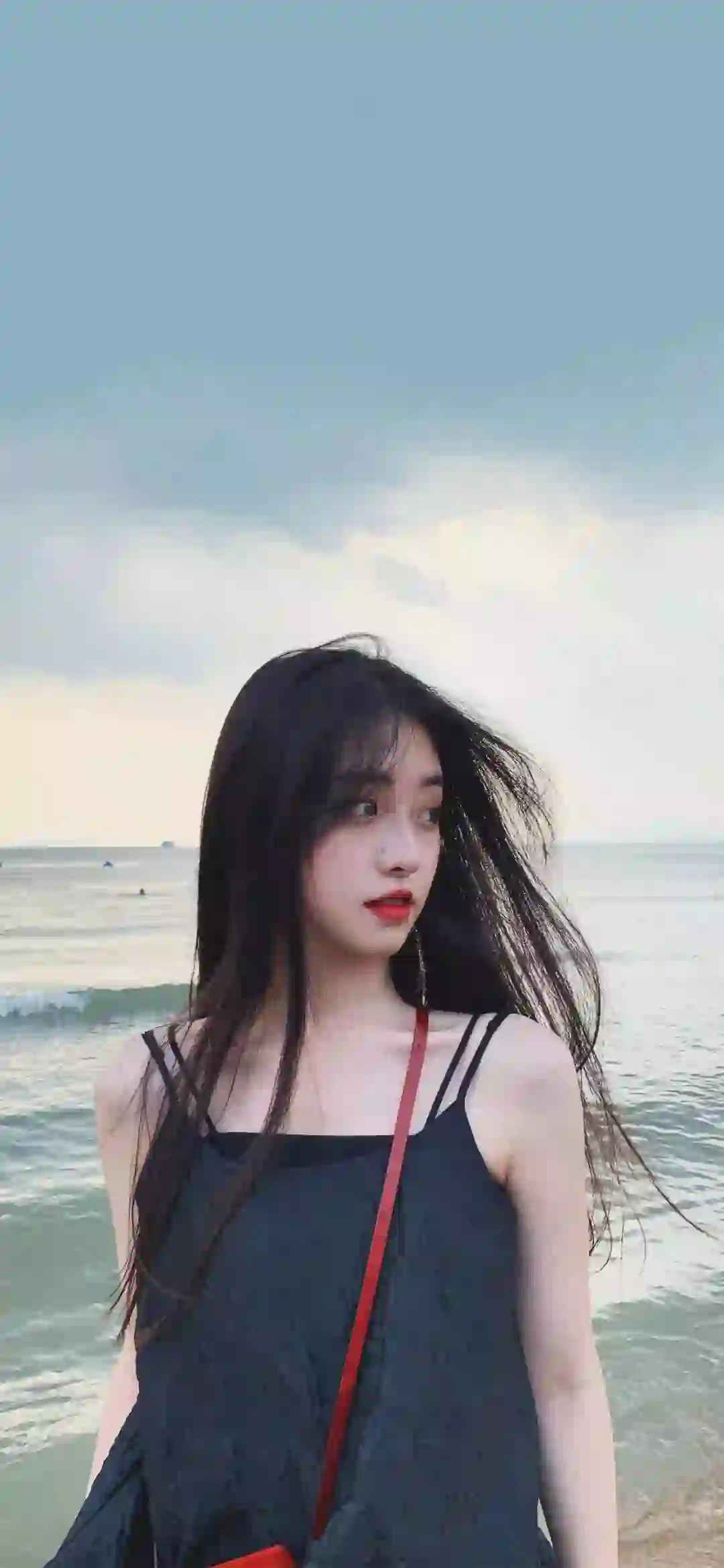 长发美女 吊带穿搭 海洋 户外 红色包 黑色吊带