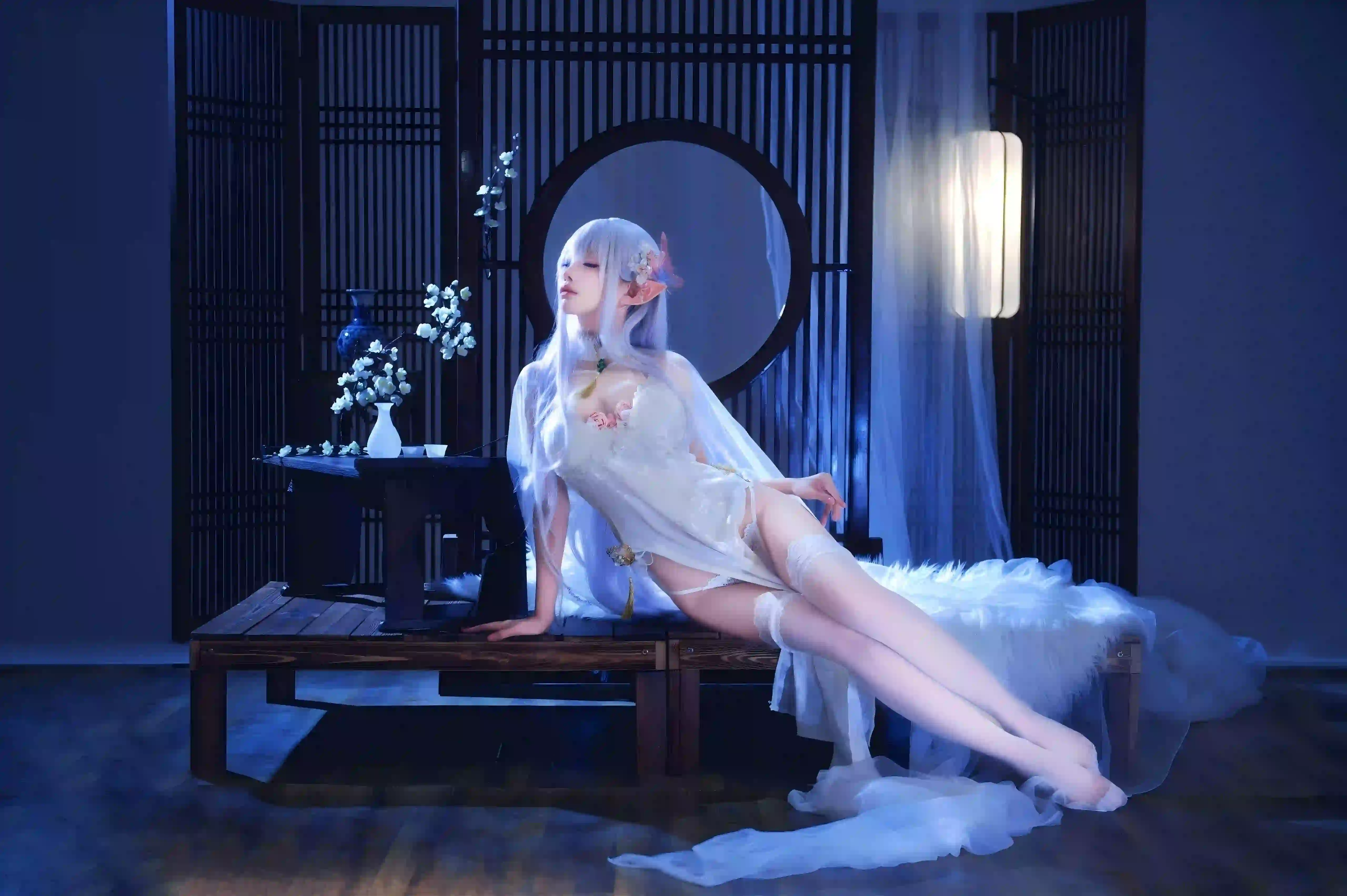 长发美腿 长腿性感美女 Coser 蓝色环境 白色丝袜