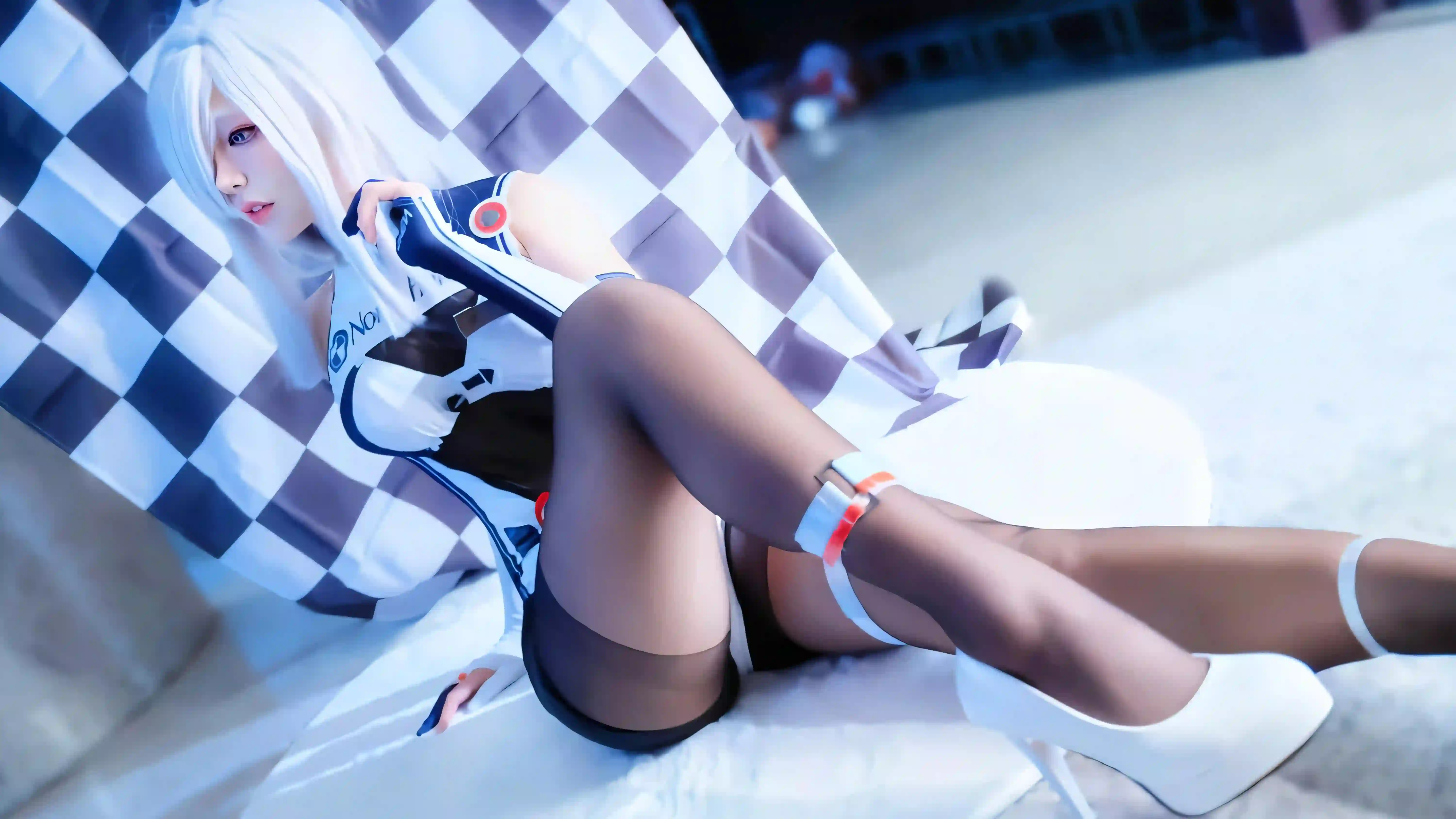 银色头发 cosplay 格纹斗篷 坐姿