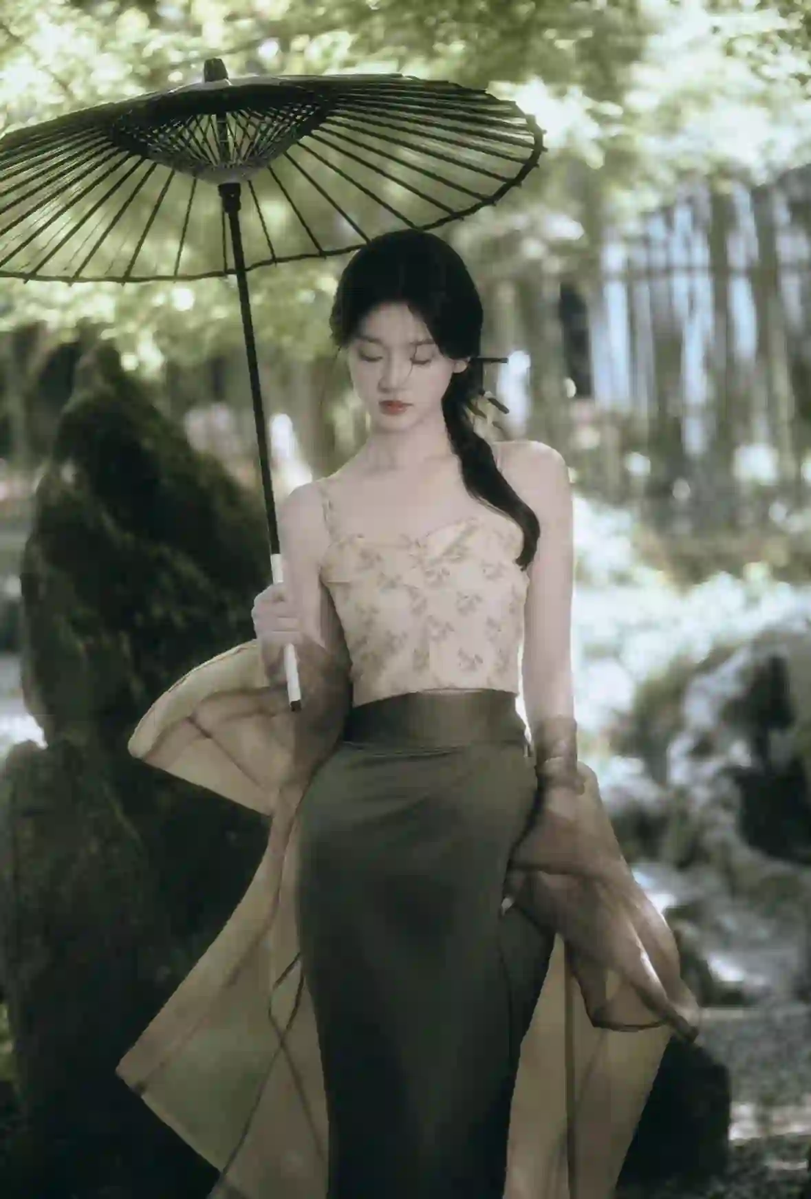 撑着伞的长发古风美女 吊带装 古风韵味