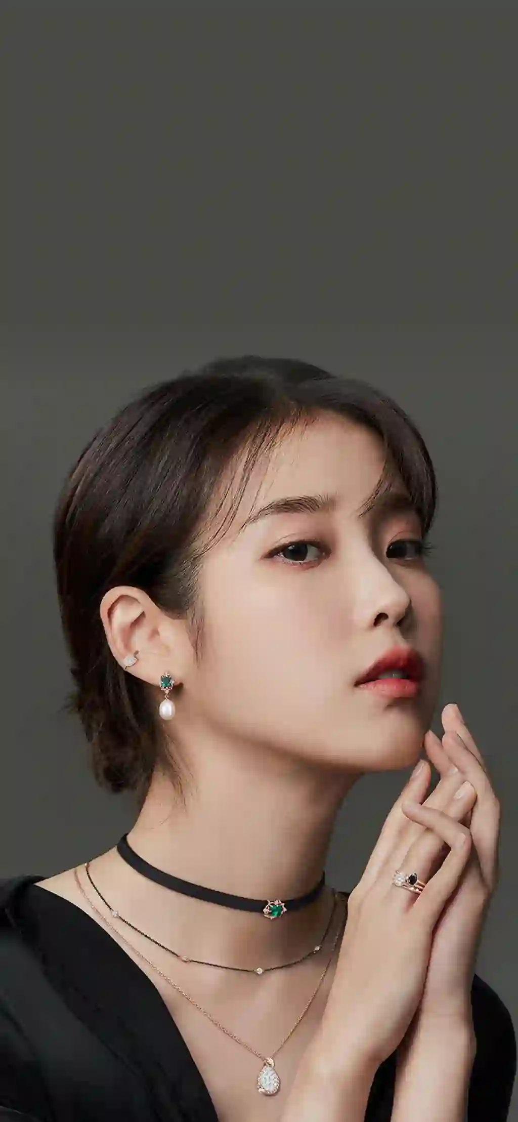 美女明星 IU 长发清纯美女 韩国明星 黑色衣服 项链 耳环