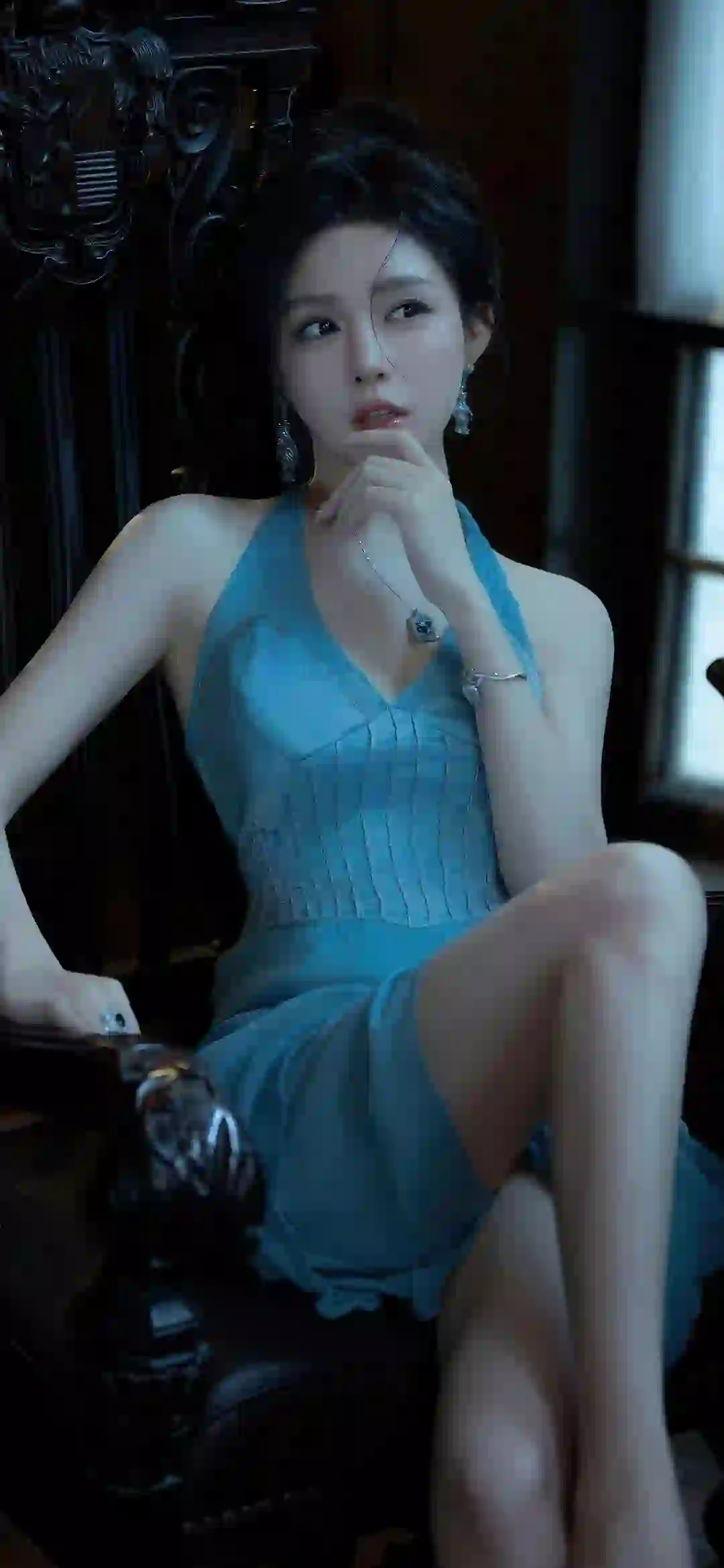 蓝色裙子 长发美女 优雅女性 长腿美女