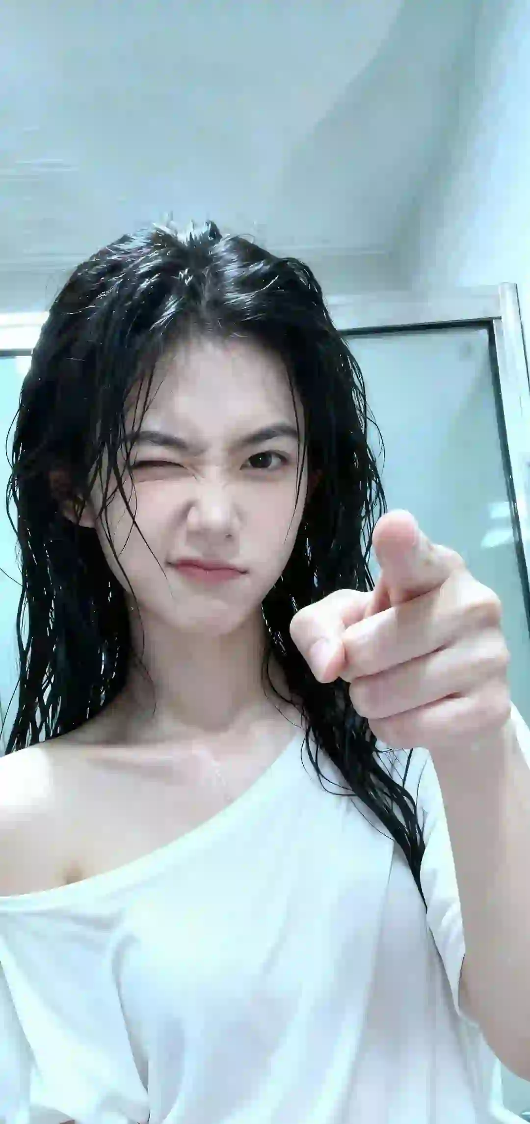 白色T恤 俏皮 长发美女 湿发 俏皮可爱