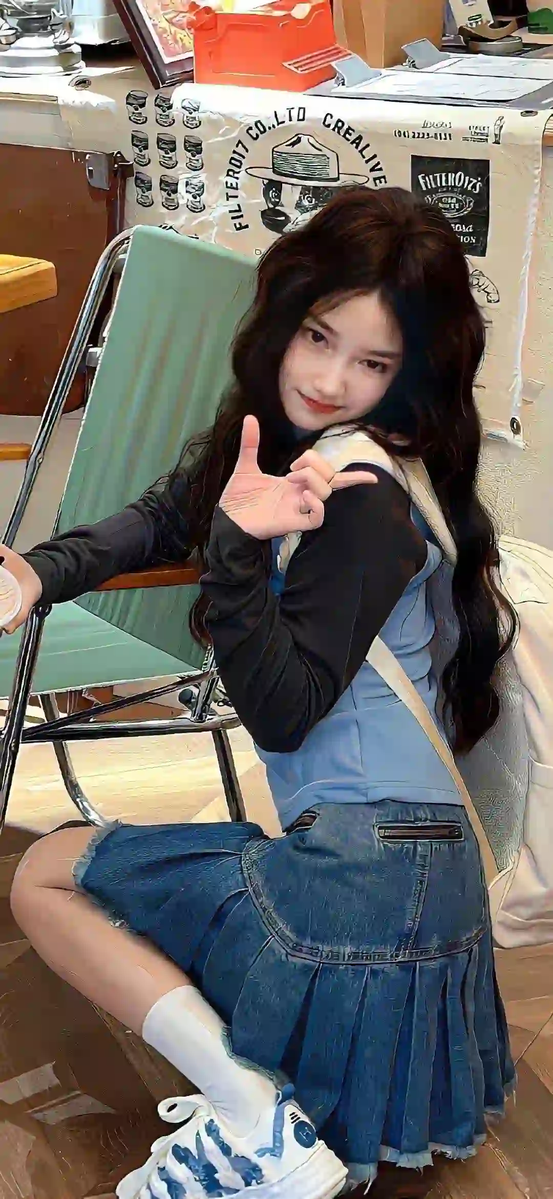 卷发女孩 长发女孩 牛仔裙女孩 可爱