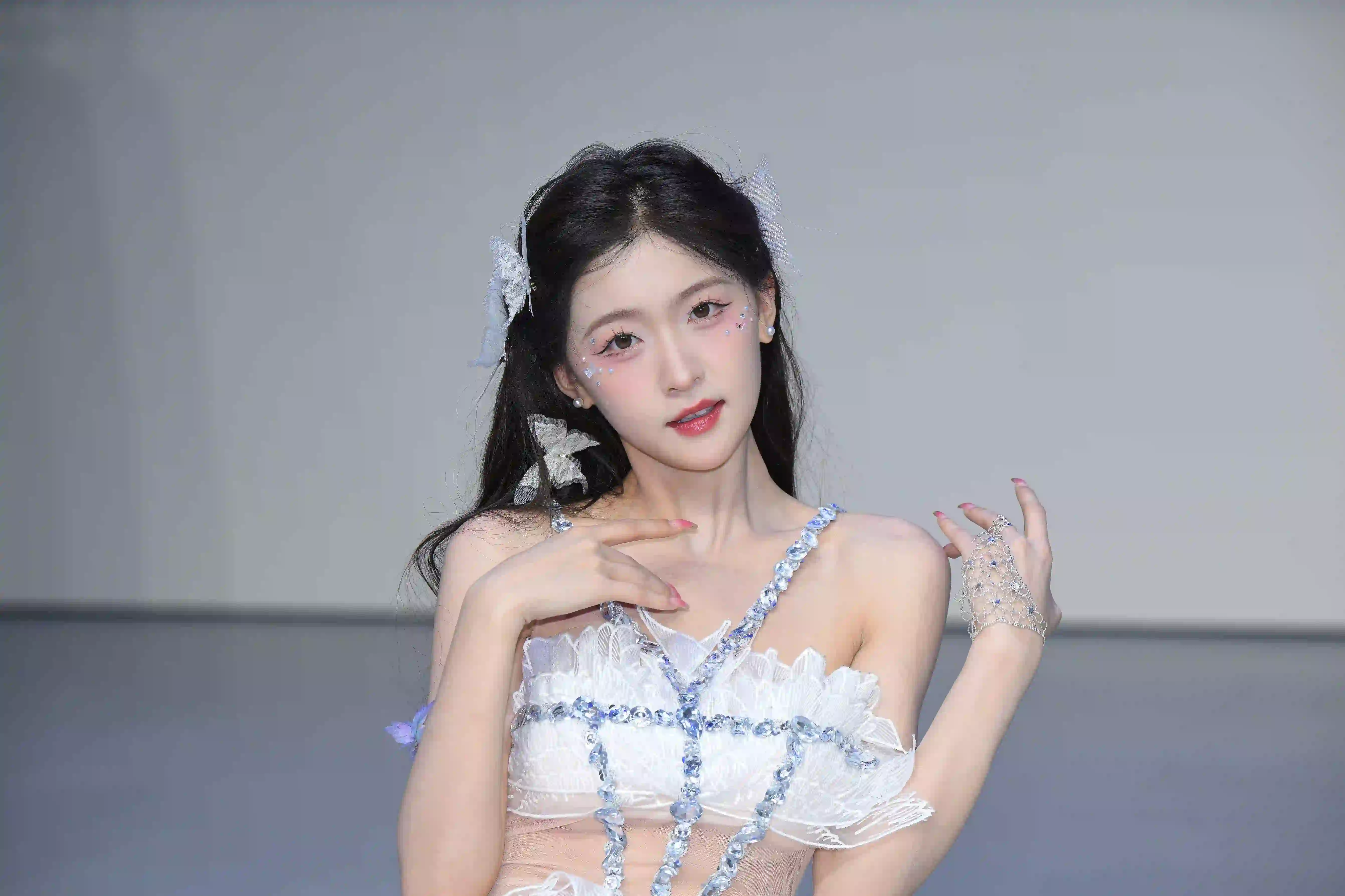 长发清纯美女 性感穿搭 漏肩穿搭 小清新