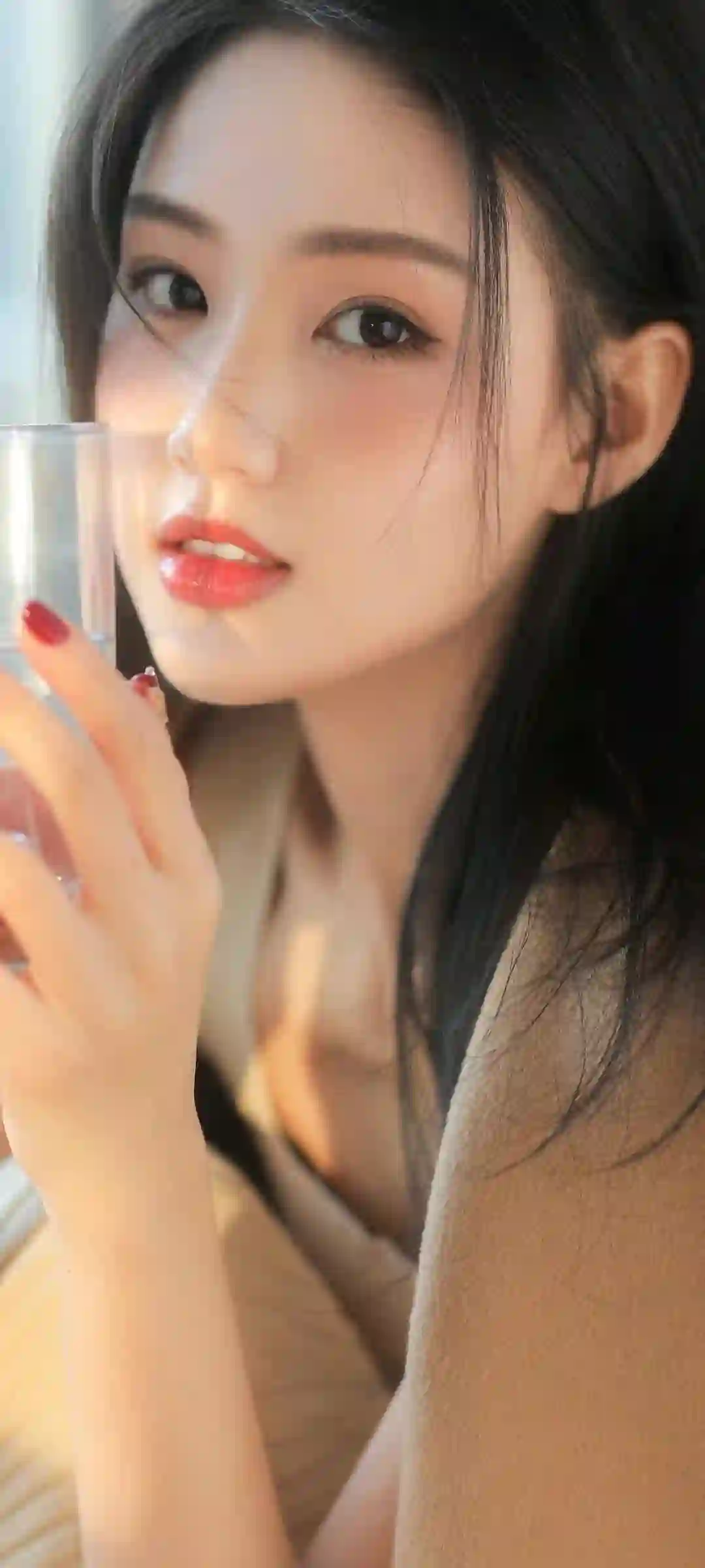 手捧杯子的长发清纯美女