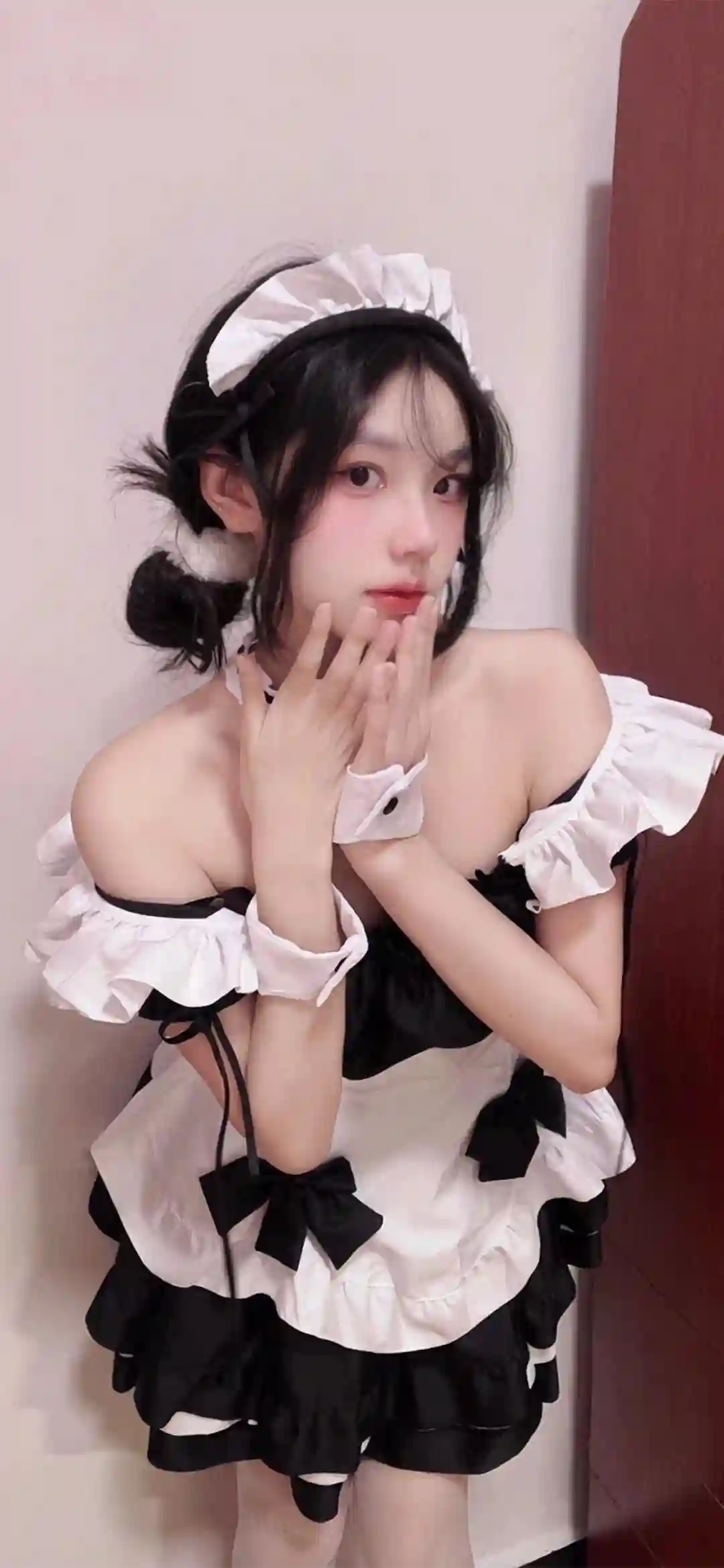 长发可爱美女 漏肩穿搭 